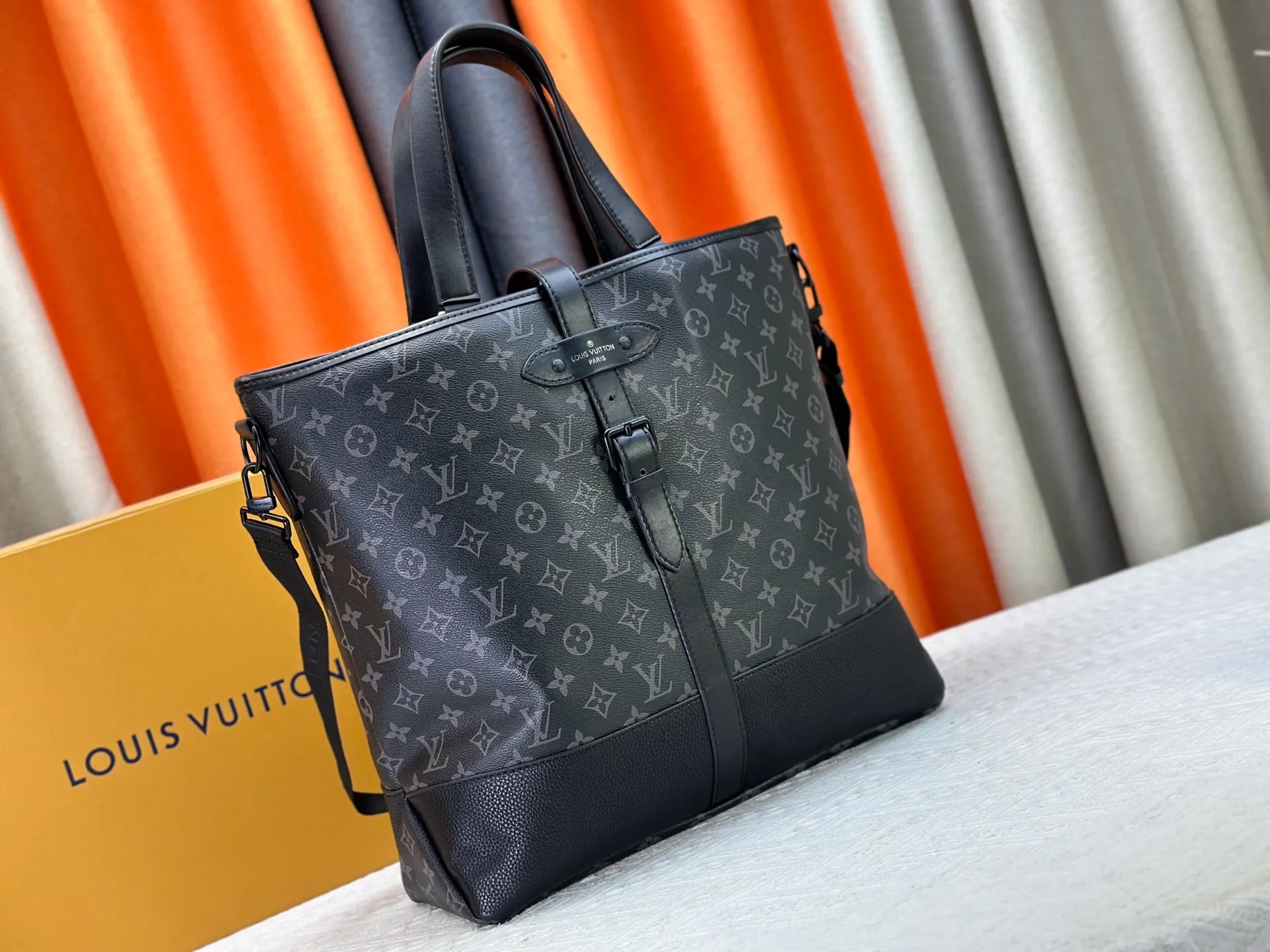 P320 This Saumur tote bag is inspired by Louis Vuitton's iconic Saumur handbag, which was born in 1986, giving it a trendy look. The Monogram Eclipse features leather details that reflect the brand's trunk-making heritage, including buckled shoulder straps with hidden magnetic closures. Monogram Eclipse coated canvas, cow leather trim, metal hardware, signature shoulder strap, magnetic buckle closure, large capacity main compartment, zippered interior pocket, interior patch pocket, detachable and adjustable shoulder strap! ! Model: M45914; Size: 38x37x13CM48