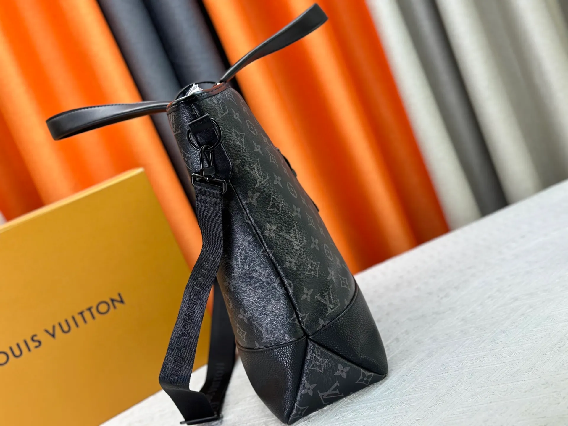 P320 This Saumur tote bag is inspired by Louis Vuitton's iconic Saumur handbag, which was born in 1986, giving it a trendy look. The Monogram Eclipse features leather details that reflect the brand's trunk-making heritage, including buckled shoulder straps with hidden magnetic closures. Monogram Eclipse coated canvas, cow leather trim, metal hardware, signature shoulder strap, magnetic buckle closure, large capacity main compartment, zippered interior pocket, interior patch pocket, detachable and adjustable shoulder strap! ! Model: M45914; Size: 38x37x13CM48