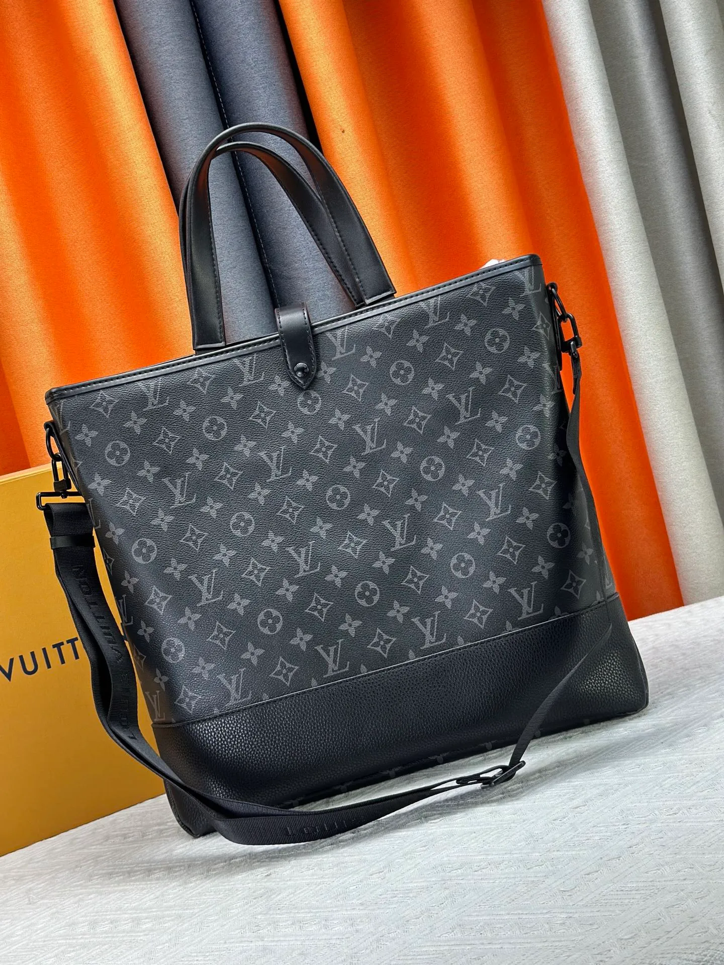 P320 This Saumur tote bag is inspired by Louis Vuitton's iconic Saumur handbag, which was born in 1986, giving it a trendy look. The Monogram Eclipse features leather details that reflect the brand's trunk-making heritage, including buckled shoulder straps with hidden magnetic closures. Monogram Eclipse coated canvas, cow leather trim, metal hardware, signature shoulder strap, magnetic buckle closure, large capacity main compartment, zippered interior pocket, interior patch pocket, detachable and adjustable shoulder strap! ! Model: M45914; Size: 38x37x13CM48