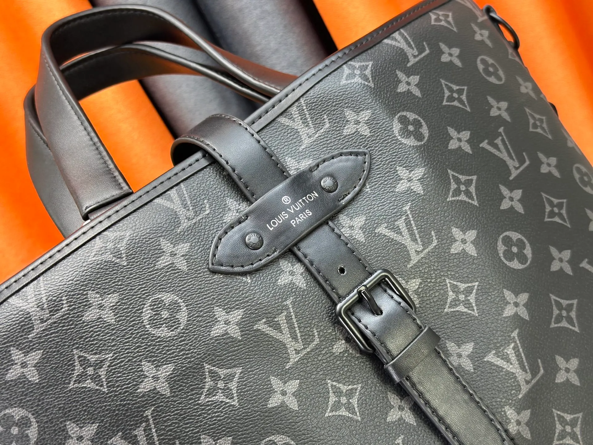P320 This Saumur tote bag is inspired by Louis Vuitton's iconic Saumur handbag, which was born in 1986, giving it a trendy look. The Monogram Eclipse features leather details that reflect the brand's trunk-making heritage, including buckled shoulder straps with hidden magnetic closures. Monogram Eclipse coated canvas, cow leather trim, metal hardware, signature shoulder strap, magnetic buckle closure, large capacity main compartment, zippered interior pocket, interior patch pocket, detachable and adjustable shoulder strap! ! Model: M45914; Size: 38x37x13CM48