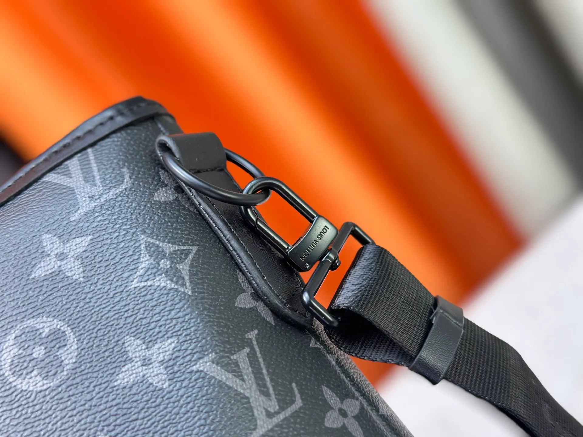 P320 This Saumur tote bag is inspired by Louis Vuitton's iconic Saumur handbag, which was born in 1986, giving it a trendy look. The Monogram Eclipse features leather details that reflect the brand's trunk-making heritage, including buckled shoulder straps with hidden magnetic closures. Monogram Eclipse coated canvas, cow leather trim, metal hardware, signature shoulder strap, magnetic buckle closure, large capacity main compartment, zippered interior pocket, interior patch pocket, detachable and adjustable shoulder strap! ! Model: M45914; Size: 38x37x13CM48
