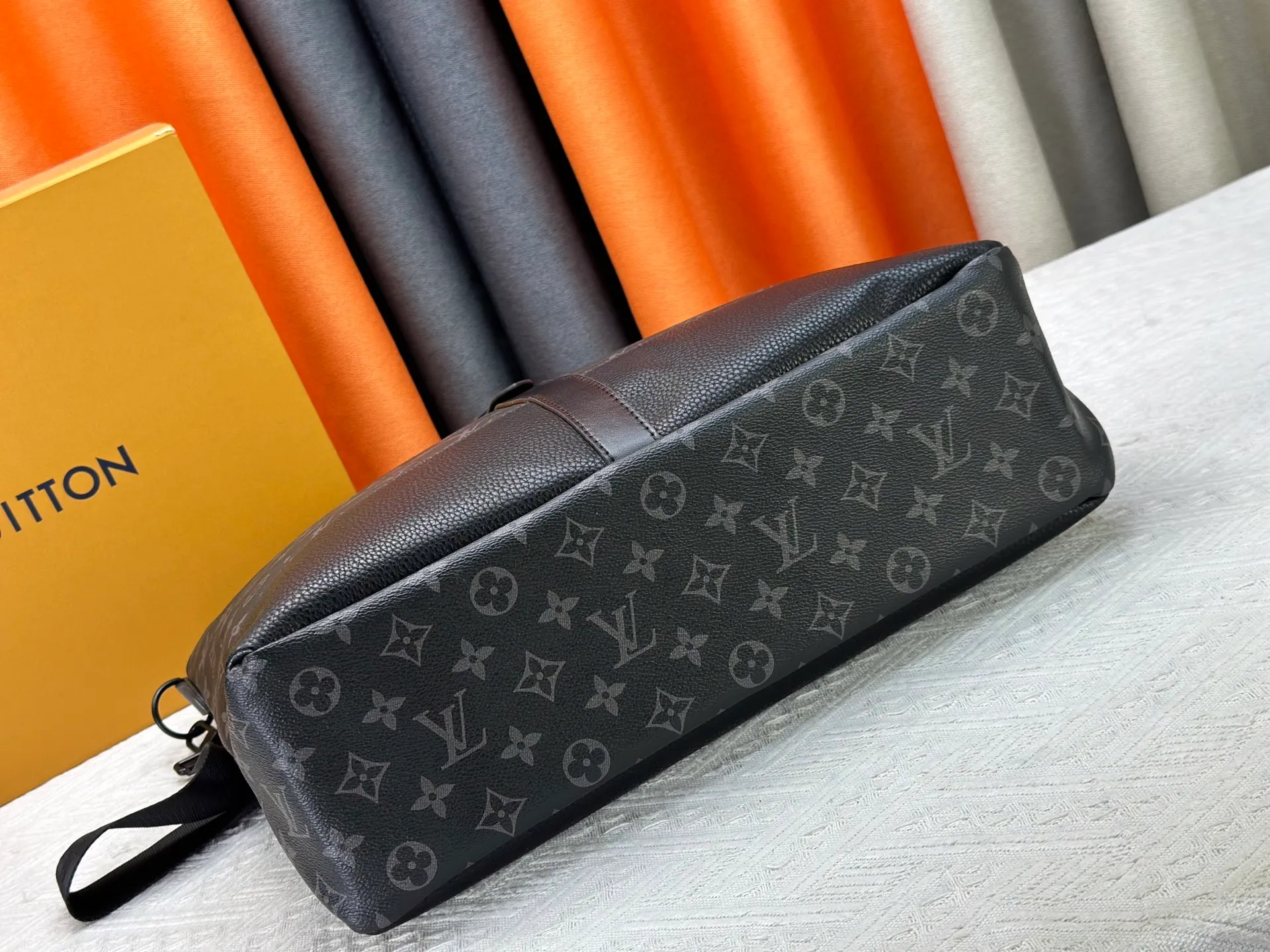 P320 This Saumur tote bag is inspired by Louis Vuitton's iconic Saumur handbag, which was born in 1986, giving it a trendy look. The Monogram Eclipse features leather details that reflect the brand's trunk-making heritage, including buckled shoulder straps with hidden magnetic closures. Monogram Eclipse coated canvas, cow leather trim, metal hardware, signature shoulder strap, magnetic buckle closure, large capacity main compartment, zippered interior pocket, interior patch pocket, detachable and adjustable shoulder strap! ! Model: M45914; Size: 38x37x13CM48