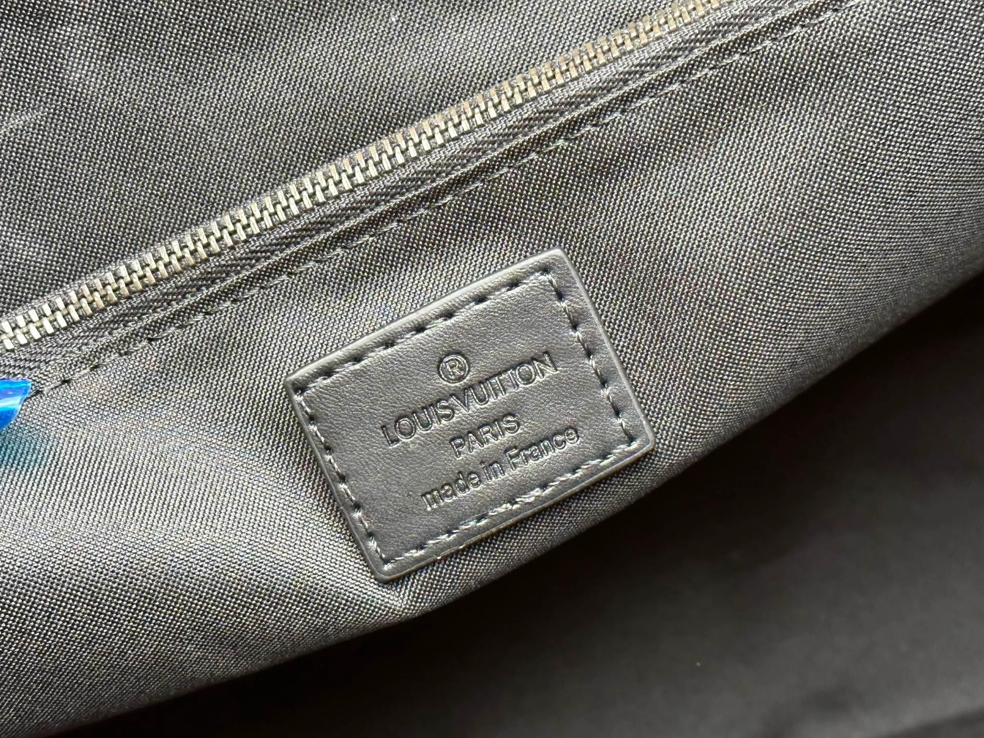 P320 This Saumur tote bag is inspired by Louis Vuitton's iconic Saumur handbag, which was born in 1986, giving it a trendy look. The Monogram Eclipse features leather details that reflect the brand's trunk-making heritage, including buckled shoulder straps with hidden magnetic closures. Monogram Eclipse coated canvas, cow leather trim, metal hardware, signature shoulder strap, magnetic buckle closure, large capacity main compartment, zippered interior pocket, interior patch pocket, detachable and adjustable shoulder strap! ! Model: M45914; Size: 38x37x13CM48