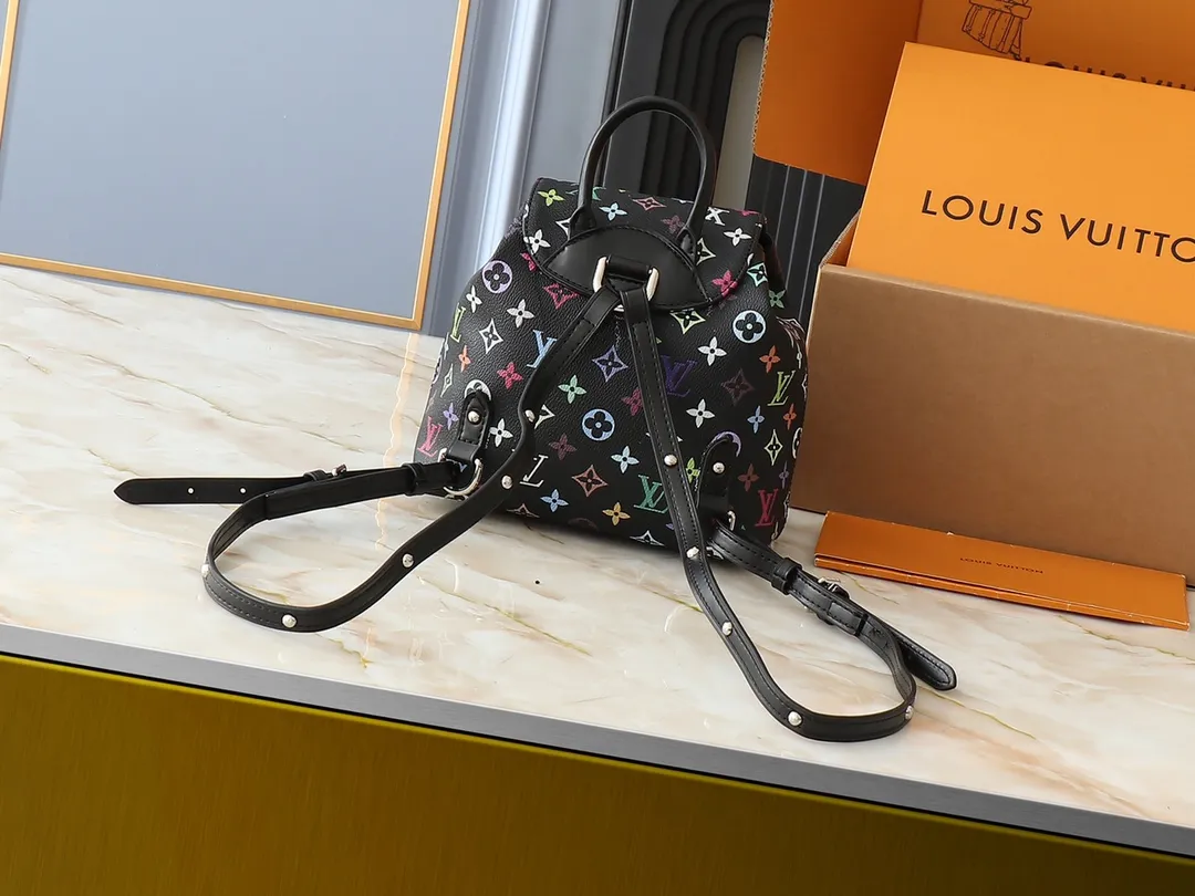 💰340💰Upgraded from the original M13081 M46836. This Venice backpack is made of coated canvas and depicts the Monogram pattern in the distinctive tones of Japanese artist Takashi Murakami, highlighting the agility of the Louis Vuitton x Murakami reissue series. Classic cowhide leather shapes the slim shoulder straps, and large buckles add a metallic sheen to the flap and outer pocket. Dimensions: 24.0 x 26.0 x 7.0 cm (length x height x width)