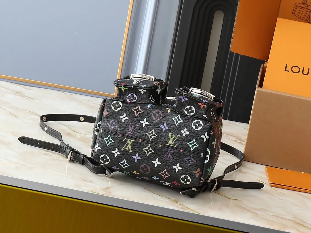 💰340💰Upgraded from the original M13081 M46836. This Venice backpack is made of coated canvas and depicts the Monogram pattern in the distinctive tones of Japanese artist Takashi Murakami, highlighting the agility of the Louis Vuitton x Murakami reissue series. Classic cowhide leather shapes the slim shoulder straps, and large buckles add a metallic sheen to the flap and outer pocket. Dimensions: 24.0 x 26.0 x 7.0 cm (length x height x width)