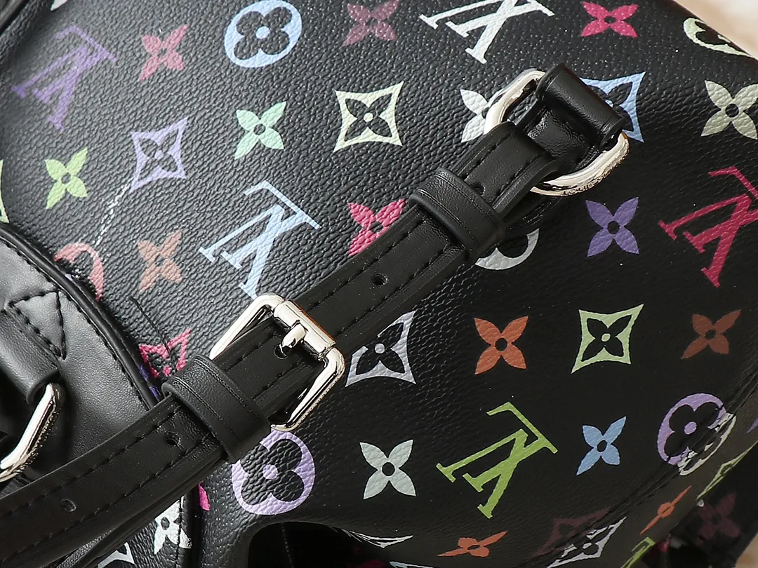 💰340💰Upgraded from the original M13081 M46836. This Venice backpack is made of coated canvas and depicts the Monogram pattern in the distinctive tones of Japanese artist Takashi Murakami, highlighting the agility of the Louis Vuitton x Murakami reissue series. Classic cowhide leather shapes the slim shoulder straps, and large buckles add a metallic sheen to the flap and outer pocket. Dimensions: 24.0 x 26.0 x 7.0 cm (length x height x width)