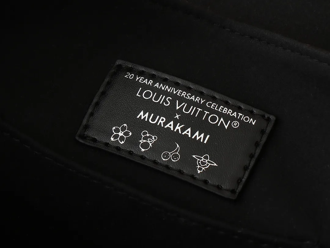 💰340💰Upgraded from the original M13081 M46836. This Venice backpack is made of coated canvas and depicts the Monogram pattern in the distinctive tones of Japanese artist Takashi Murakami, highlighting the agility of the Louis Vuitton x Murakami reissue series. Classic cowhide leather shapes the slim shoulder straps, and large buckles add a metallic sheen to the flap and outer pocket. Dimensions: 24.0 x 26.0 x 7.0 cm (length x height x width)