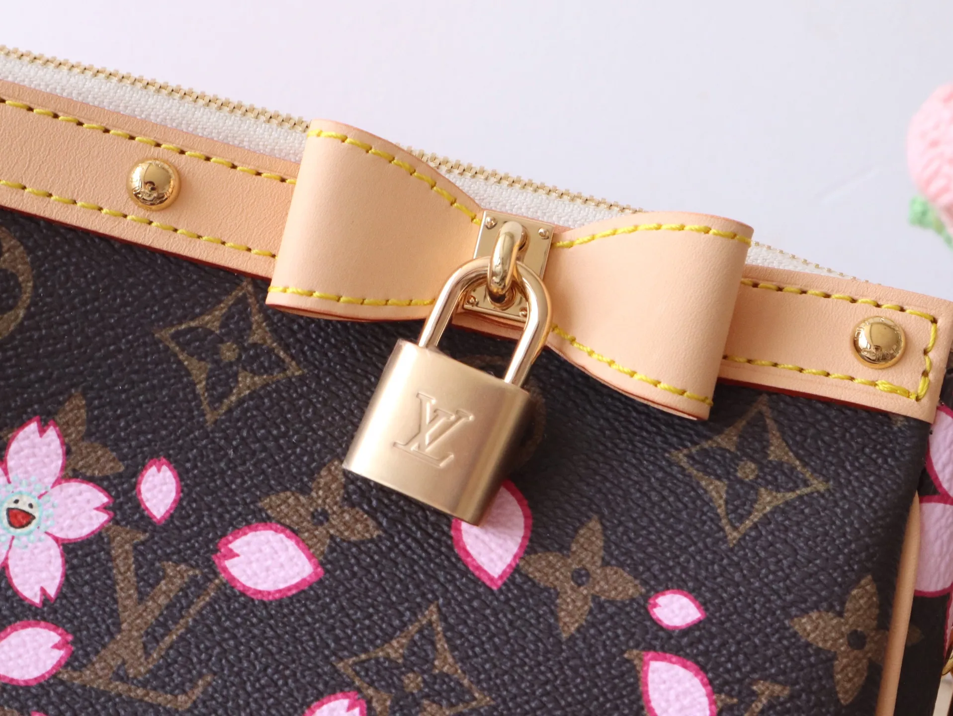 M13666 Cherry Blossom 🌟P740 This Pochette Accessoires handbag is made of classic Monogram canvas with the bright Cherry Blossom pattern written by Takashi Murakami, which expresses the distinctive elements of the Louis Vuitton x Takashi Murakami replica series in a playful style. A leather bow and LV-engraved padlock accent the upper edge, while dazzling studs and a detachable chain add a touch of irreverence. 13 x 4 x 22 cm