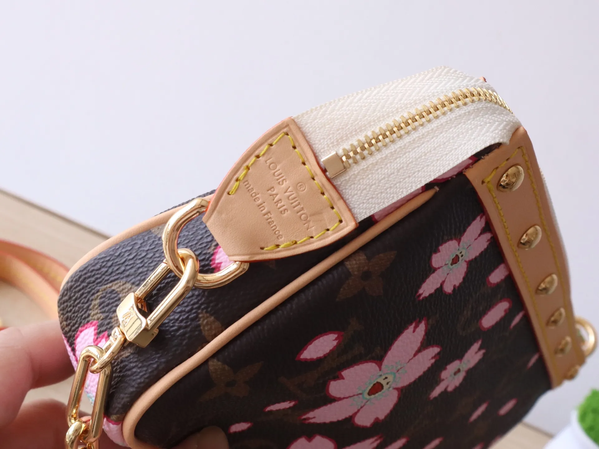 M13666 Cherry Blossom 🌟P740 This Pochette Accessoires handbag is made of classic Monogram canvas with the bright Cherry Blossom pattern written by Takashi Murakami, which expresses the distinctive elements of the Louis Vuitton x Takashi Murakami replica series in a playful style. A leather bow and LV-engraved padlock accent the upper edge, while dazzling studs and a detachable chain add a touch of irreverence. 13 x 4 x 22 cm