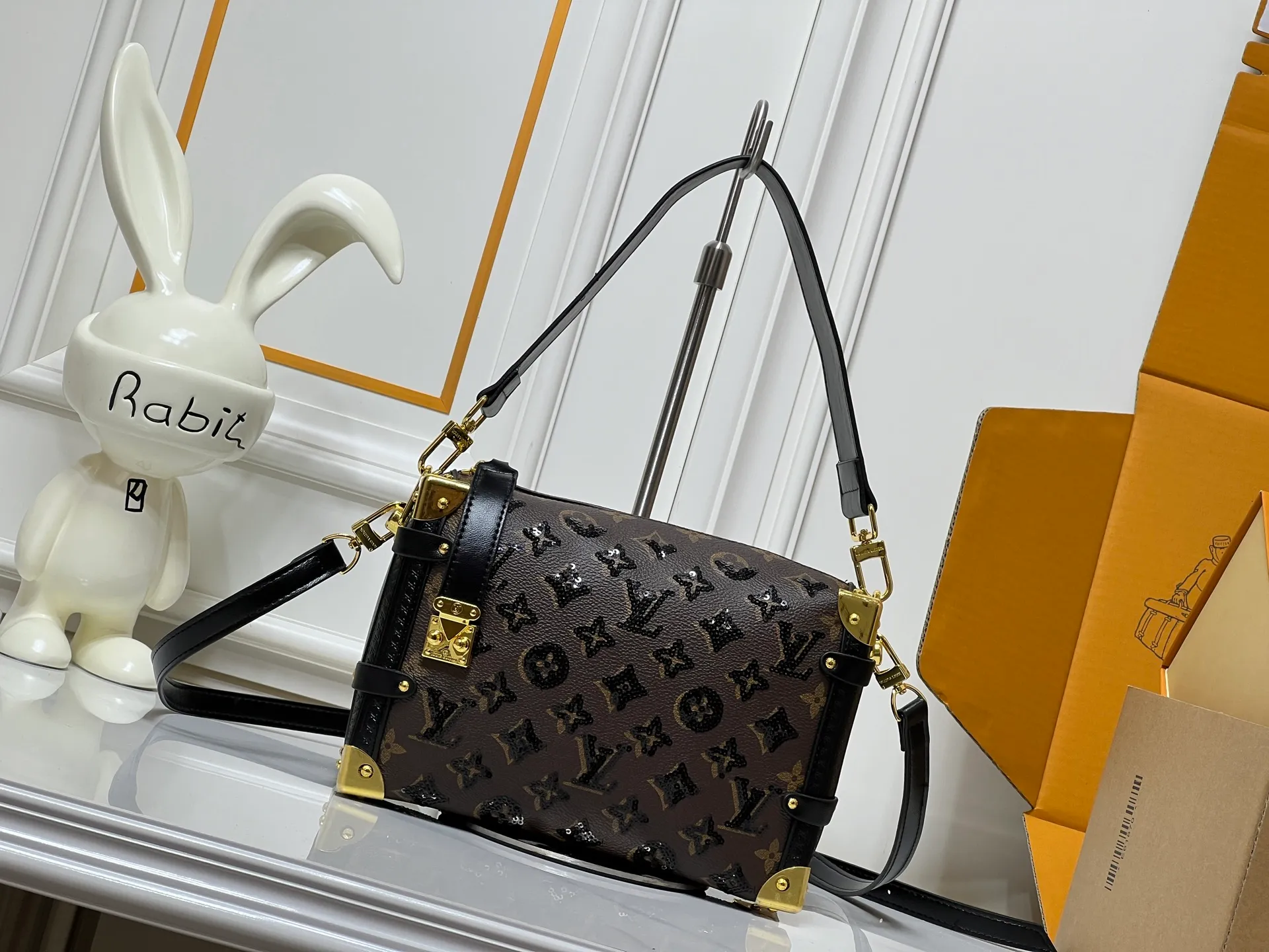 Batch 400💰92636 A sneak peek of the actual LV September series!! The cat series was very popular N years ago. This year LV collaborated with Grace again, and a small part of the actual items were revealed ~ LV collaborated with stylist Grace Coddington on the "Cat That Can't Wake Up" cat lovers don't miss it. Style No. 15154 #S-lock. The lock and detachable chain sparkle with golden Yingze. The appropriate size makes it easy to store daily items such as lipstick. Dimensions: 23.5×16x 8.5cm (lengthxheightxwidth)