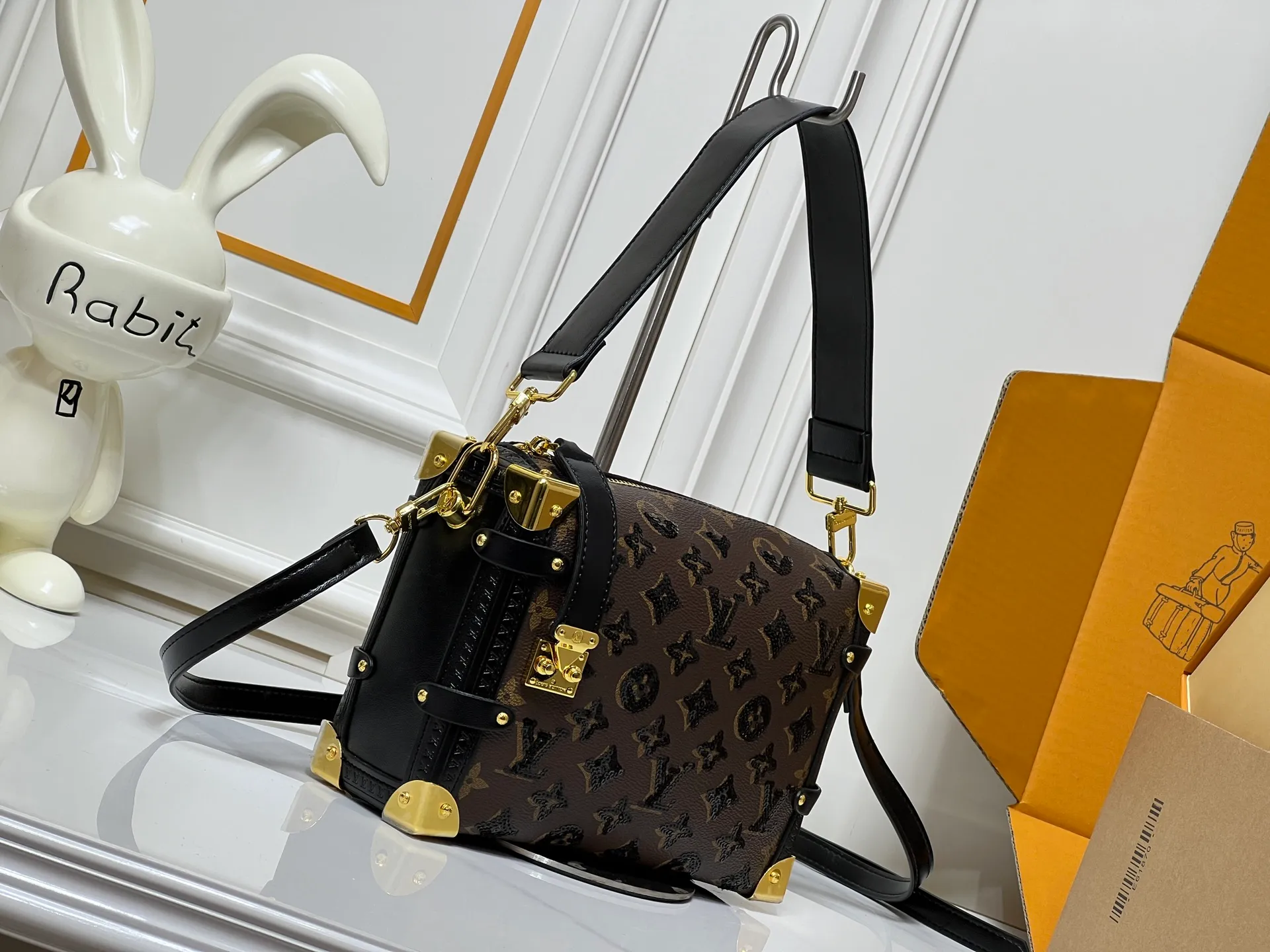Batch 400💰92636 A sneak peek of the actual LV September series!! The cat series was very popular N years ago. This year LV collaborated with Grace again, and a small part of the actual items were revealed ~ LV collaborated with stylist Grace Coddington on the "Cat That Can't Wake Up" cat lovers don't miss it. Style No. 15154 #S-lock. The lock and detachable chain sparkle with golden Yingze. The appropriate size makes it easy to store daily items such as lipstick. Dimensions: 23.5×16x 8.5cm (lengthxheightxwidth)