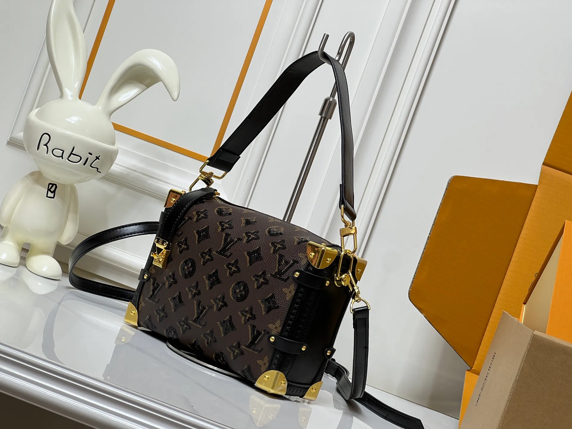 Batch 400💰92636 A sneak peek of the actual LV September series!! The cat series was very popular N years ago. This year LV collaborated with Grace again, and a small part of the actual items were revealed ~ LV collaborated with stylist Grace Coddington on the "Cat That Can't Wake Up" cat lovers don't miss it. Style No. 15154 #S-lock. The lock and detachable chain sparkle with golden Yingze. The appropriate size makes it easy to store daily items such as lipstick. Dimensions: 23.5×16x 8.5cm (lengthxheightxwidth)