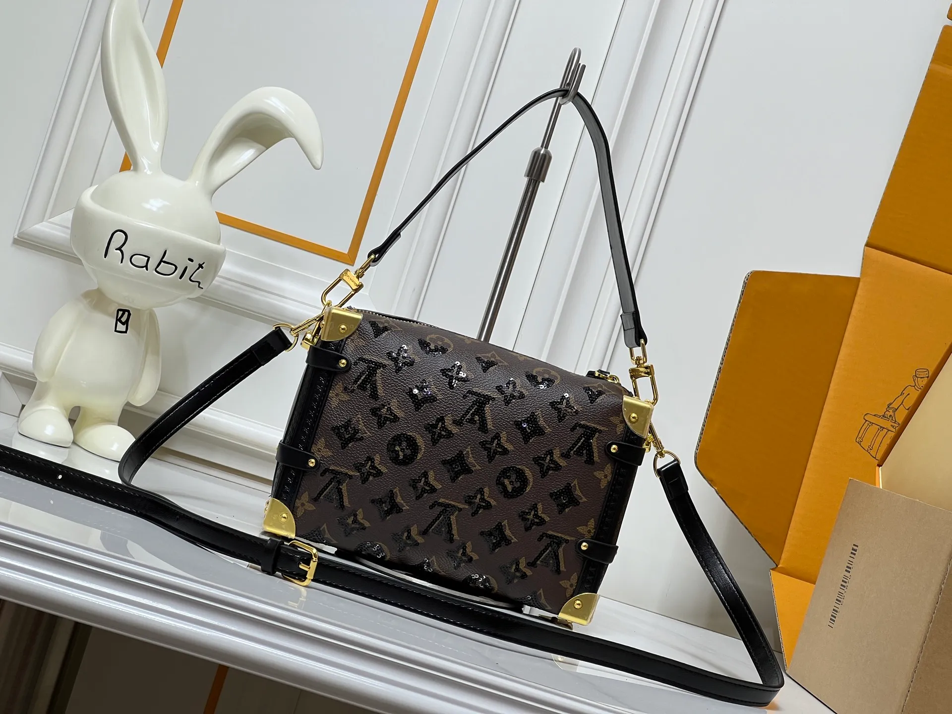 Batch 400💰92636 A sneak peek of the actual LV September series!! The cat series was very popular N years ago. This year LV collaborated with Grace again, and a small part of the actual items were revealed ~ LV collaborated with stylist Grace Coddington on the "Cat That Can't Wake Up" cat lovers don't miss it. Style No. 15154 #S-lock. The lock and detachable chain sparkle with golden Yingze. The appropriate size makes it easy to store daily items such as lipstick. Dimensions: 23.5×16x 8.5cm (lengthxheightxwidth)