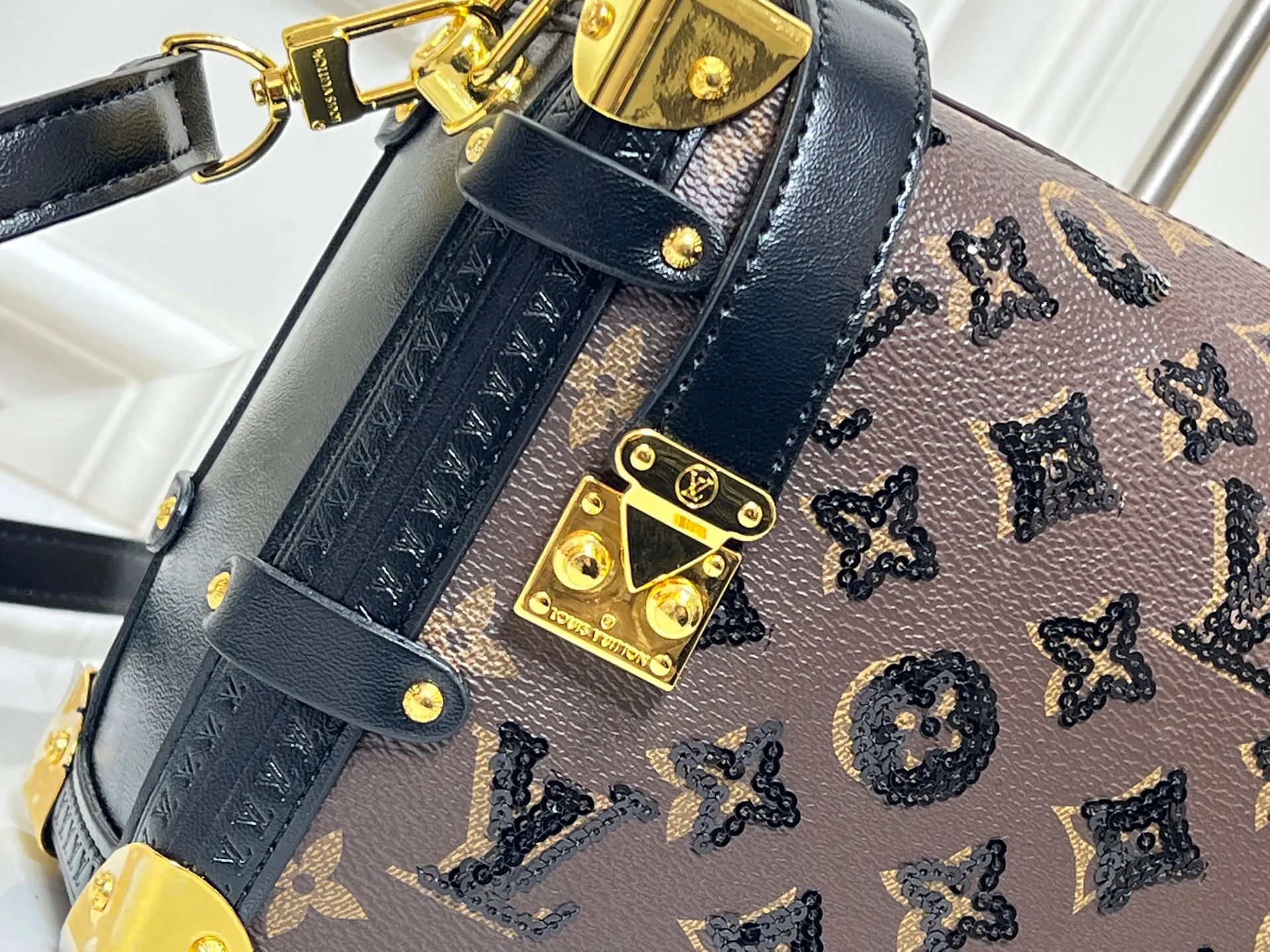 Batch 400💰92636 A sneak peek of the actual LV September series!! The cat series was very popular N years ago. This year LV collaborated with Grace again, and a small part of the actual items were revealed ~ LV collaborated with stylist Grace Coddington on the "Cat That Can't Wake Up" cat lovers don't miss it. Style No. 15154 #S-lock. The lock and detachable chain sparkle with golden Yingze. The appropriate size makes it easy to store daily items such as lipstick. Dimensions: 23.5×16x 8.5cm (lengthxheightxwidth)