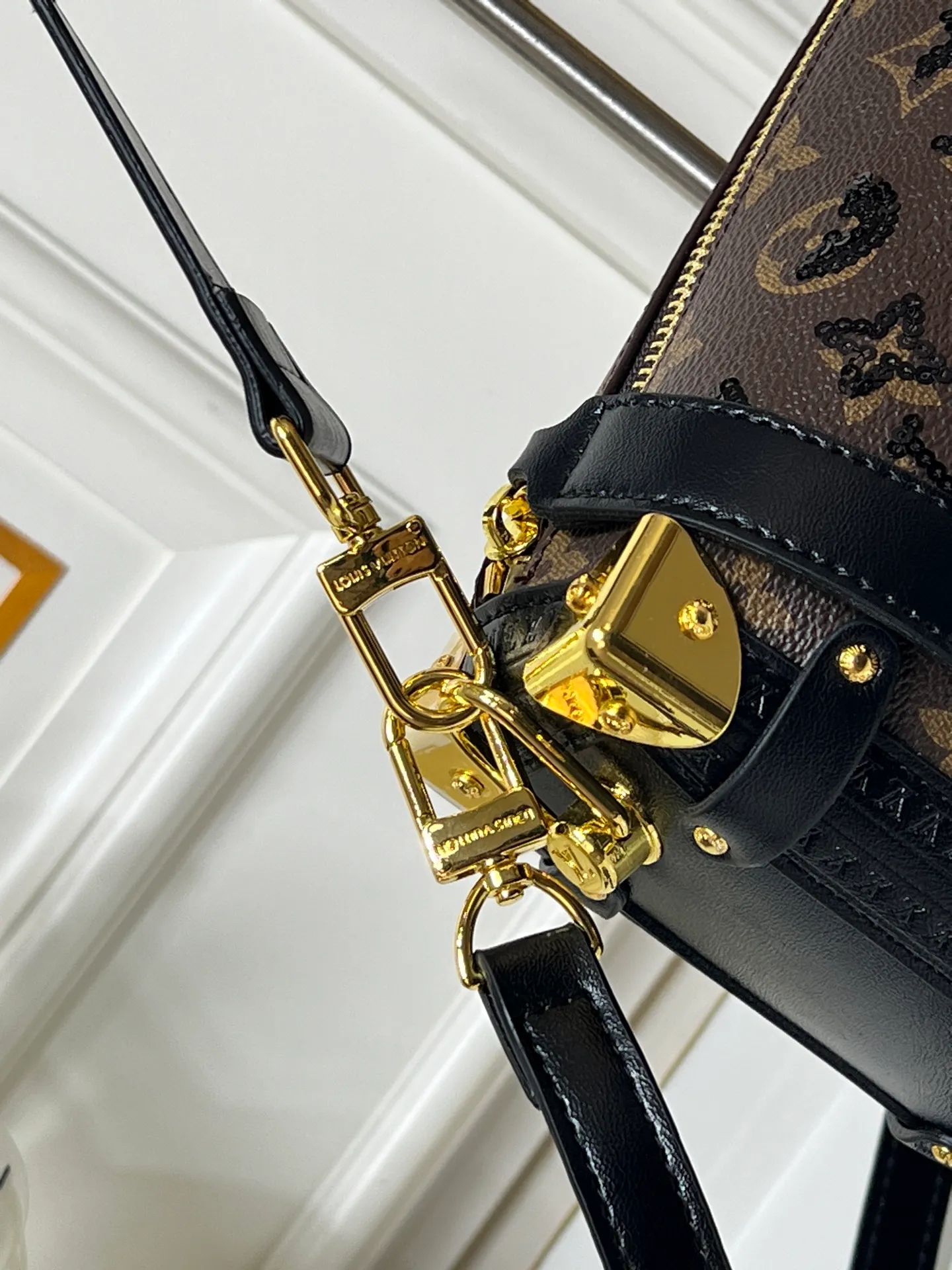 Batch 400💰92636 A sneak peek of the actual LV September series!! The cat series was very popular N years ago. This year LV collaborated with Grace again, and a small part of the actual items were revealed ~ LV collaborated with stylist Grace Coddington on the "Cat That Can't Wake Up" cat lovers don't miss it. Style No. 15154 #S-lock. The lock and detachable chain sparkle with golden Yingze. The appropriate size makes it easy to store daily items such as lipstick. Dimensions: 23.5×16x 8.5cm (lengthxheightxwidth)