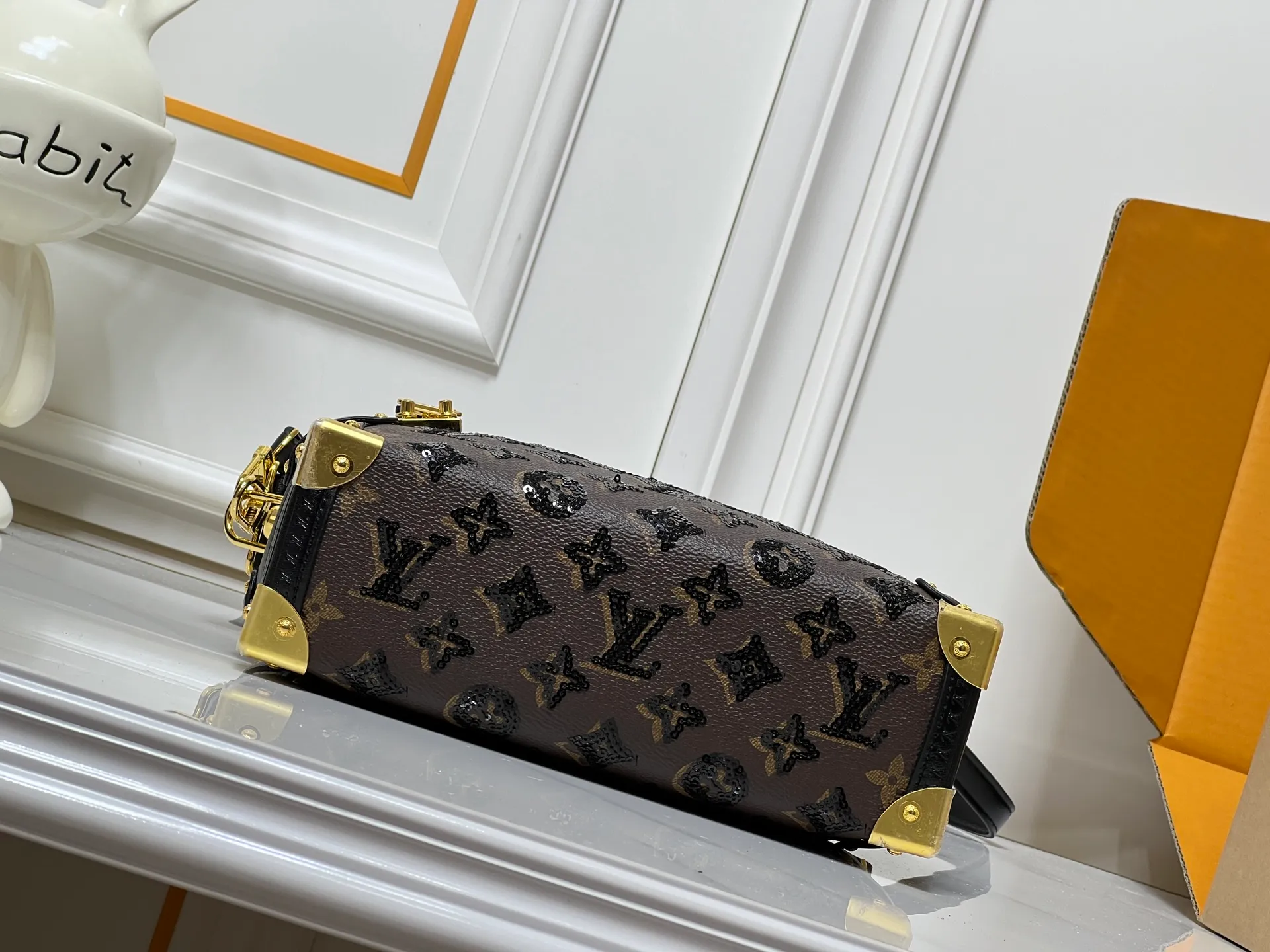 Batch 400💰92636 A sneak peek of the actual LV September series!! The cat series was very popular N years ago. This year LV collaborated with Grace again, and a small part of the actual items were revealed ~ LV collaborated with stylist Grace Coddington on the "Cat That Can't Wake Up" cat lovers don't miss it. Style No. 15154 #S-lock. The lock and detachable chain sparkle with golden Yingze. The appropriate size makes it easy to store daily items such as lipstick. Dimensions: 23.5×16x 8.5cm (lengthxheightxwidth)