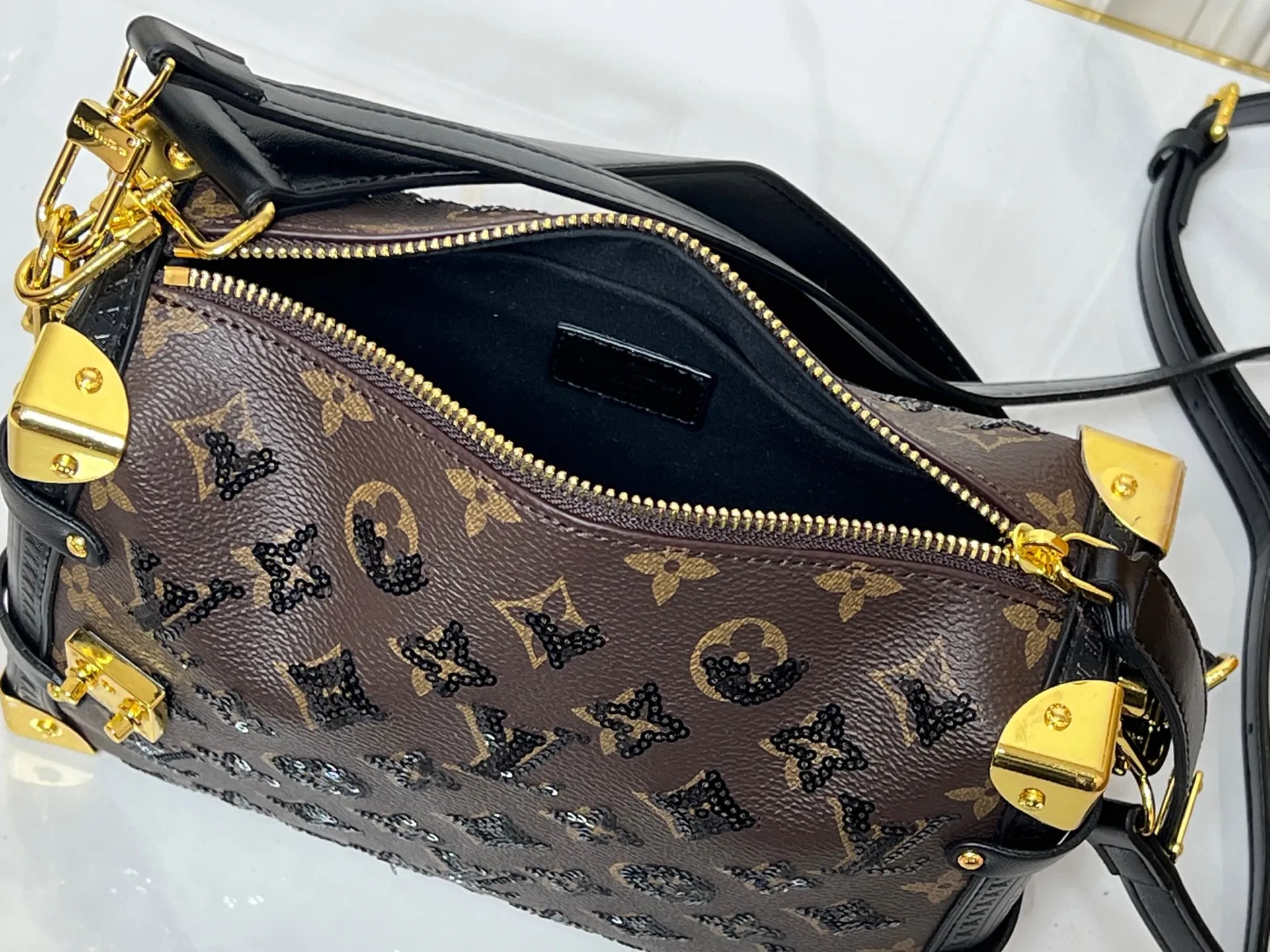 Batch 400💰92636 A sneak peek of the actual LV September series!! The cat series was very popular N years ago. This year LV collaborated with Grace again, and a small part of the actual items were revealed ~ LV collaborated with stylist Grace Coddington on the "Cat That Can't Wake Up" cat lovers don't miss it. Style No. 15154 #S-lock. The lock and detachable chain sparkle with golden Yingze. The appropriate size makes it easy to store daily items such as lipstick. Dimensions: 23.5×16x 8.5cm (lengthxheightxwidth)