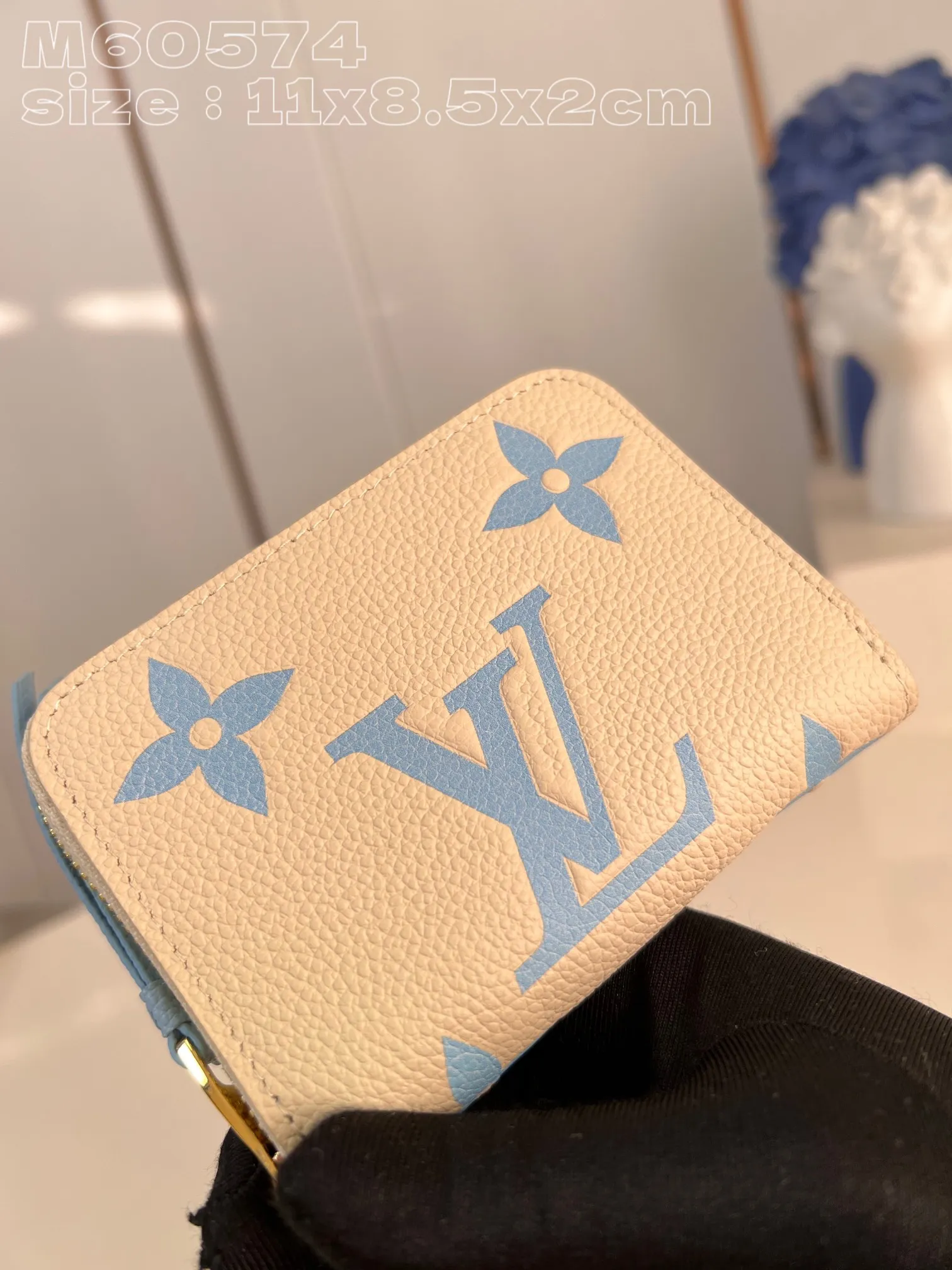 💰130 💎Upgraded from the original version🇫🇷 This Zippy zipper coin purse is made of Monogram Empreinte leather, with Monogram embossing on the surface. The compact structure hides ample space and can be easily put into a pocket or handbag, and can store credit cards, banknotes and coins. Wraparound zipper with LV stamped puller. Model: M60574 Haze Blue Dimensions: 11 x 8.5 x 2 cm (length x height x width)