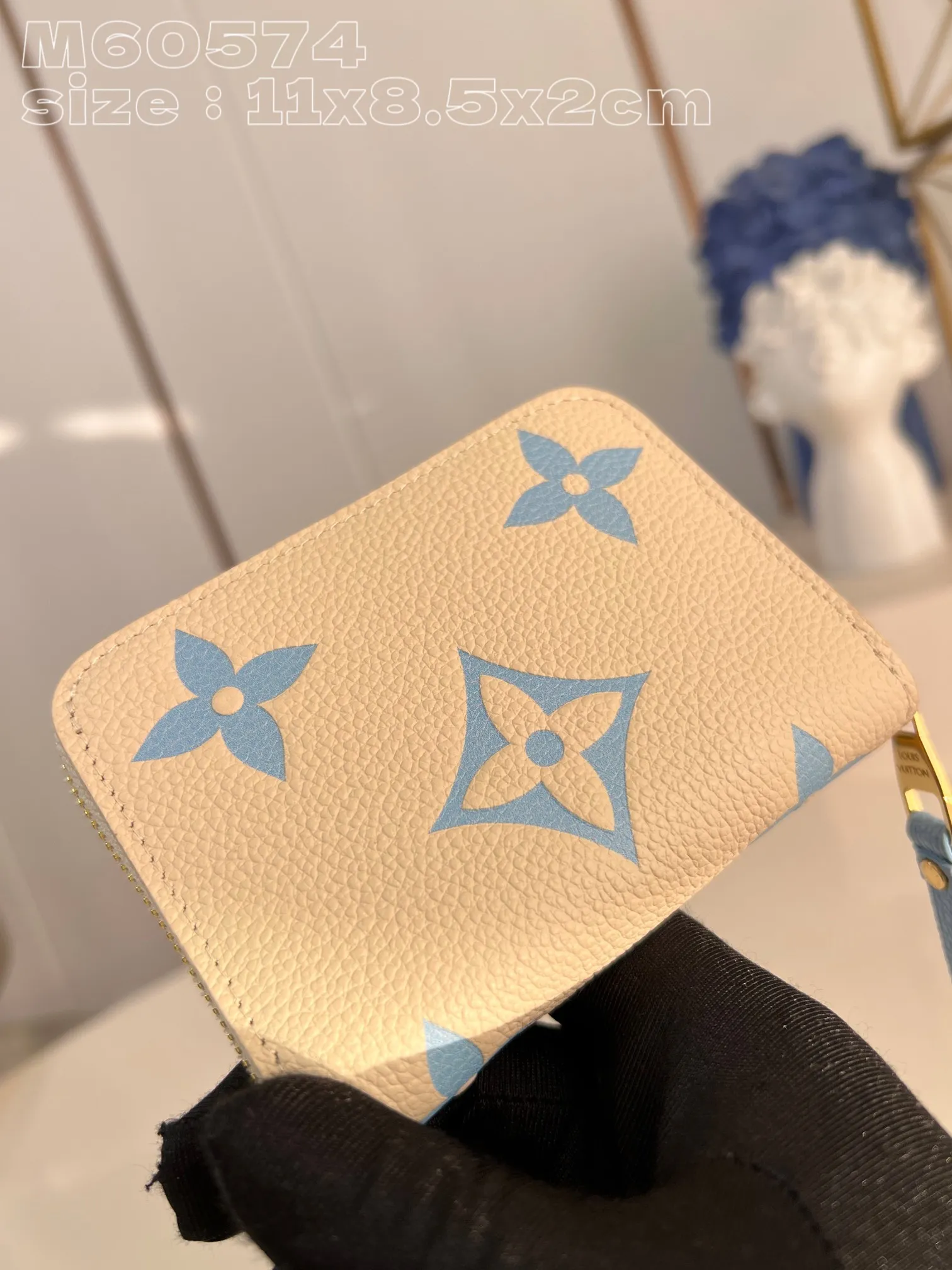 💰130 💎Upgraded from the original version🇫🇷 This Zippy zipper coin purse is made of Monogram Empreinte leather, with Monogram embossing on the surface. The compact structure hides ample space and can be easily put into a pocket or handbag, and can store credit cards, banknotes and coins. Wraparound zipper with LV stamped puller. Model: M60574 Haze Blue Dimensions: 11 x 8.5 x 2 cm (length x height x width)