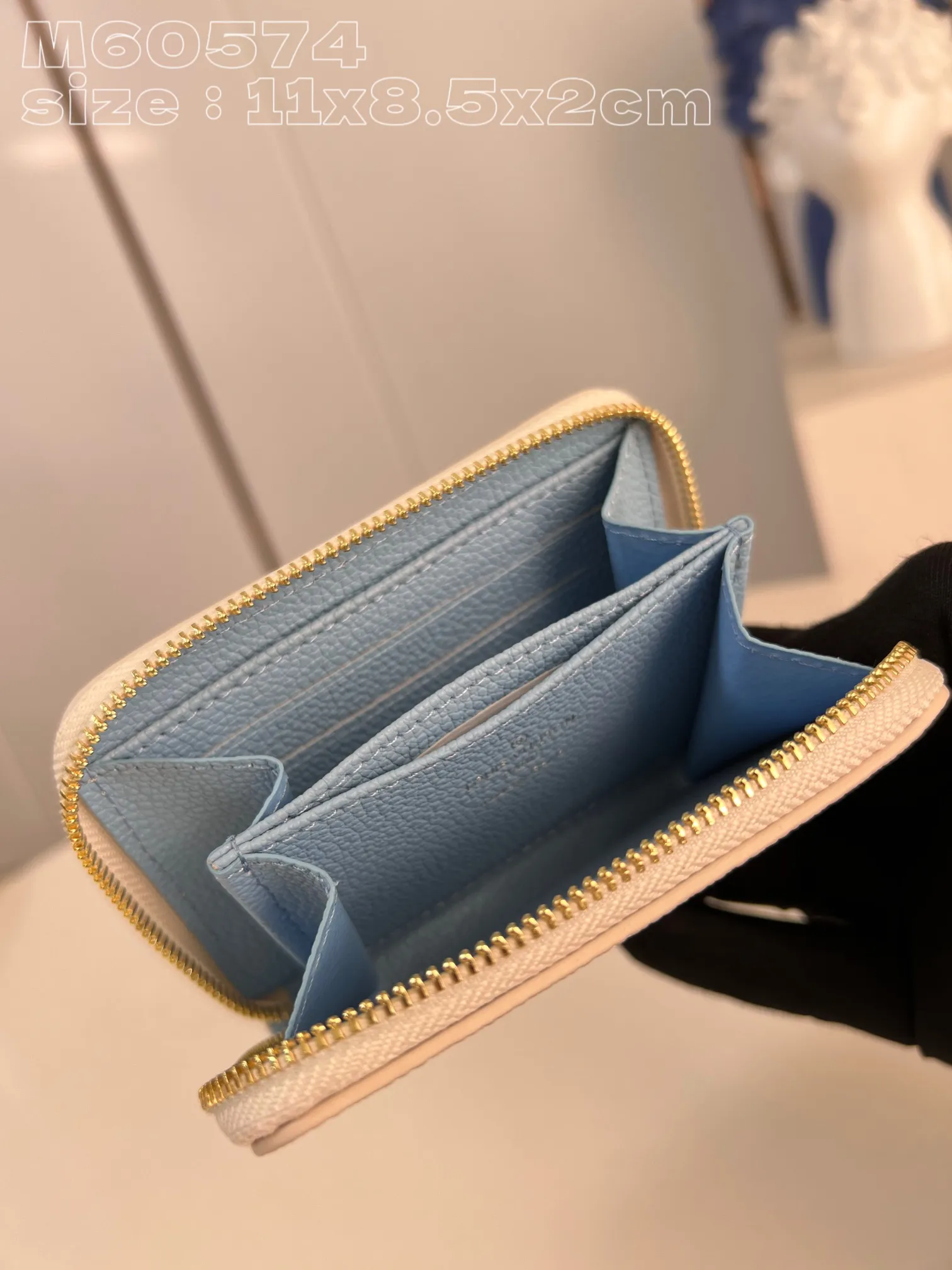 💰130 💎Upgraded from the original version🇫🇷 This Zippy zipper coin purse is made of Monogram Empreinte leather, with Monogram embossing on the surface. The compact structure hides ample space and can be easily put into a pocket or handbag, and can store credit cards, banknotes and coins. Wraparound zipper with LV stamped puller. Model: M60574 Haze Blue Dimensions: 11 x 8.5 x 2 cm (length x height x width)
