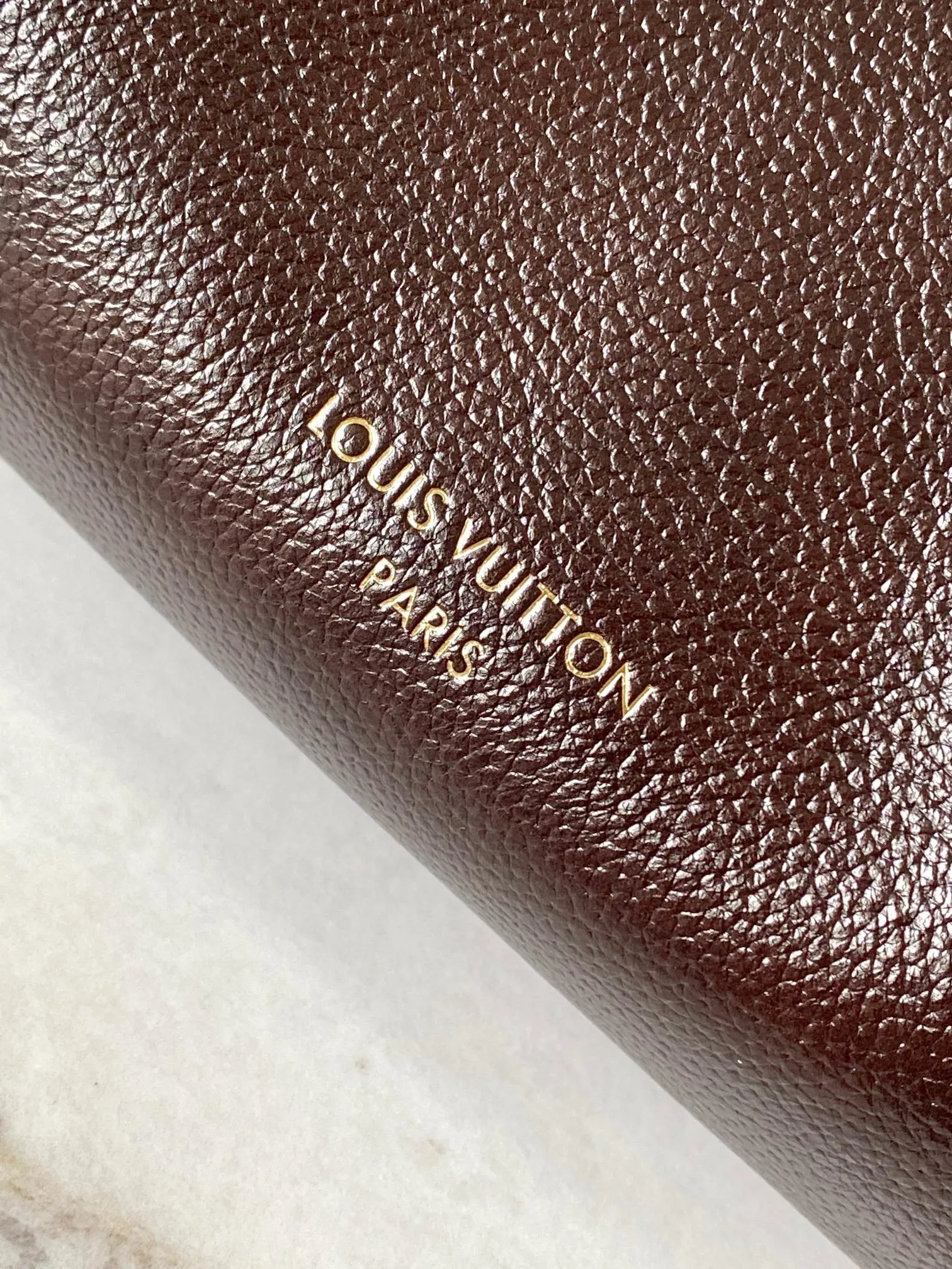 p2000 [Special grade MB163c chip version original leather] This medium-sized Express handbag Model: M26359 Material: Grade A all-steel hardware, imported original cowhide Packaging: Full set of original duty-free MB packaging Dimensions: 24 x 18.5 x 36 cm