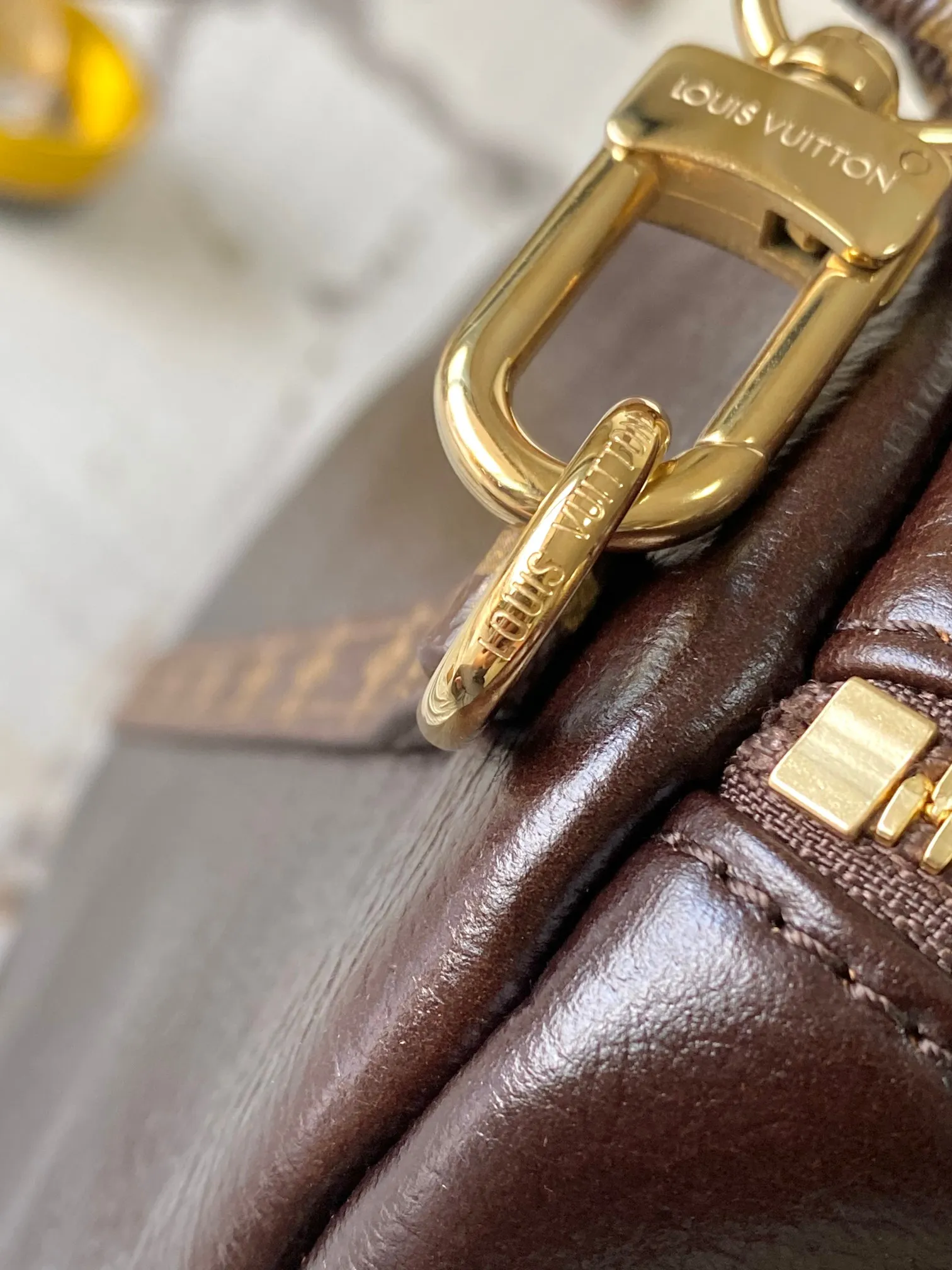 p2000 [Special grade MB163c chip version original leather] This medium-sized Express handbag Model: M26359 Material: Grade A all-steel hardware, imported original cowhide Packaging: Full set of original duty-free MB packaging Dimensions: 24 x 18.5 x 36 cm