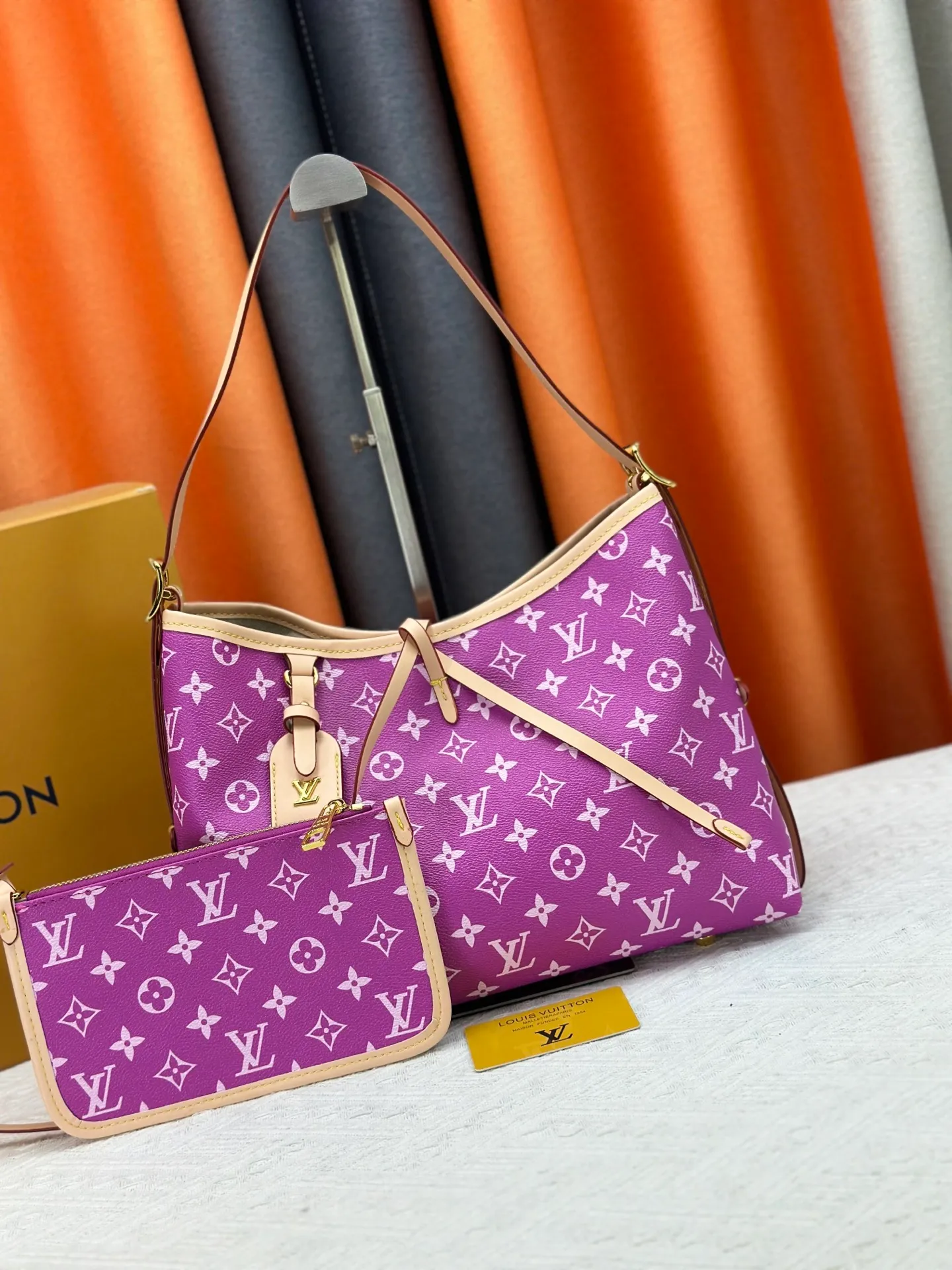 P280 upgraded original M24861 M25143 M46203 M46197 Colorful, legendary CarryAll medium handbag, with Monogram canvas and leather trimming to create a body-fitting design. There's a zipped pocket inside the ample space, and a detachable zipped clutch adds a functional element, with a buckle-adjustable handle. Small size: 29 x 24 x 12 cm,
