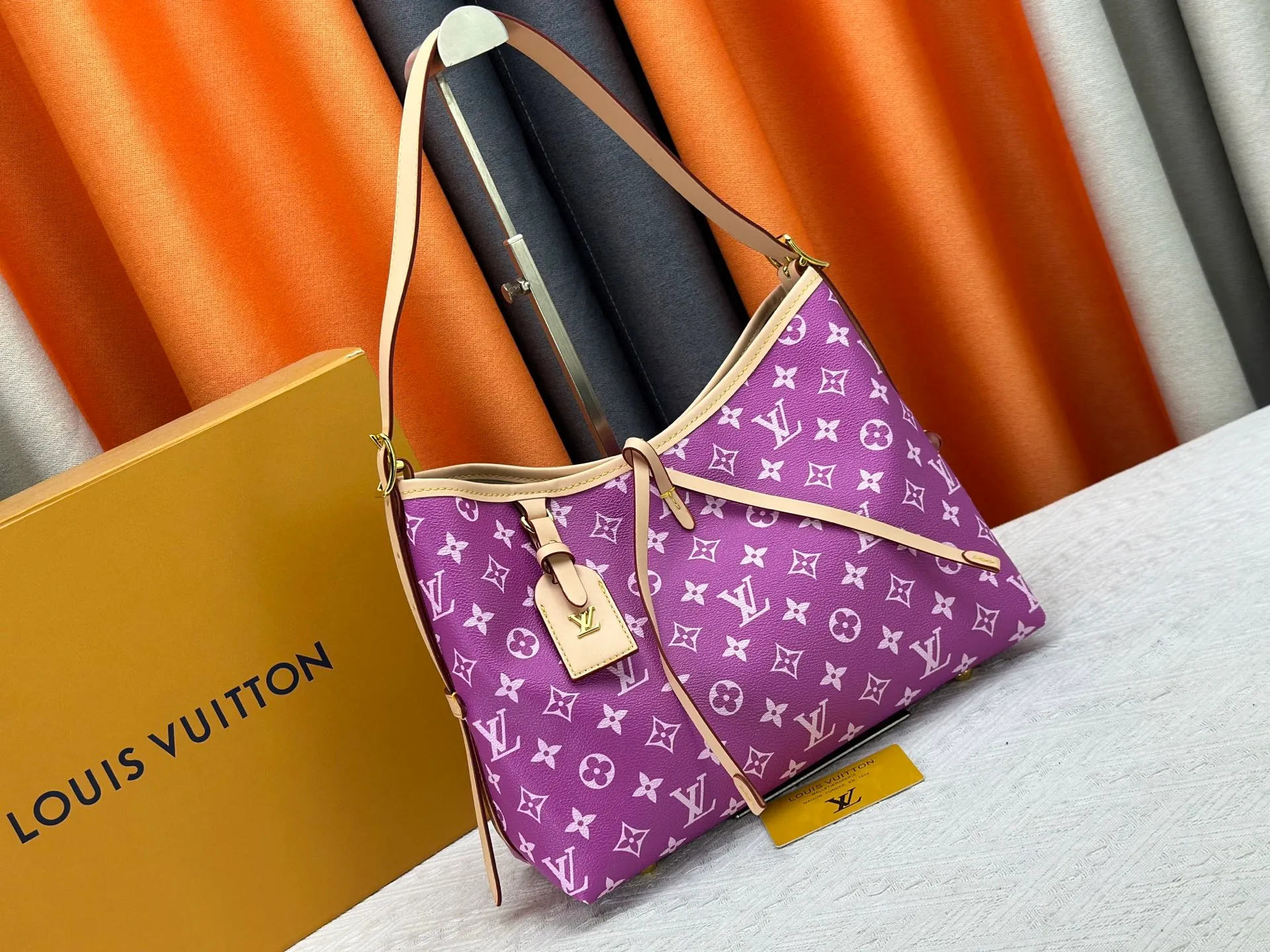 P280 upgraded original M24861 M25143 M46203 M46197 Colorful, legendary CarryAll medium handbag, with Monogram canvas and leather trimming to create a body-fitting design. There's a zipped pocket inside the ample space, and a detachable zipped clutch adds a functional element, with a buckle-adjustable handle. Small size: 29 x 24 x 12 cm,