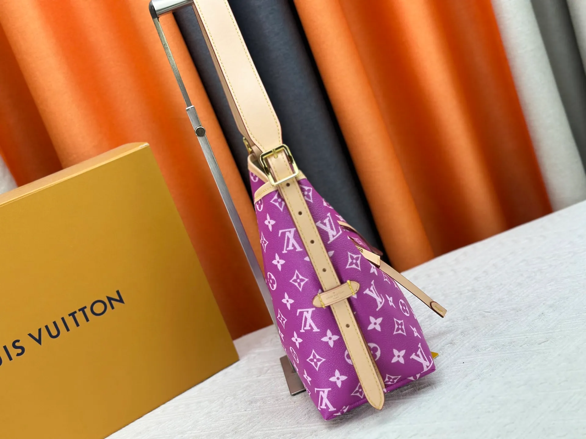P280 upgraded original M24861 M25143 M46203 M46197 Colorful, legendary CarryAll medium handbag, with Monogram canvas and leather trimming to create a body-fitting design. There's a zipped pocket inside the ample space, and a detachable zipped clutch adds a functional element, with a buckle-adjustable handle. Small size: 29 x 24 x 12 cm,