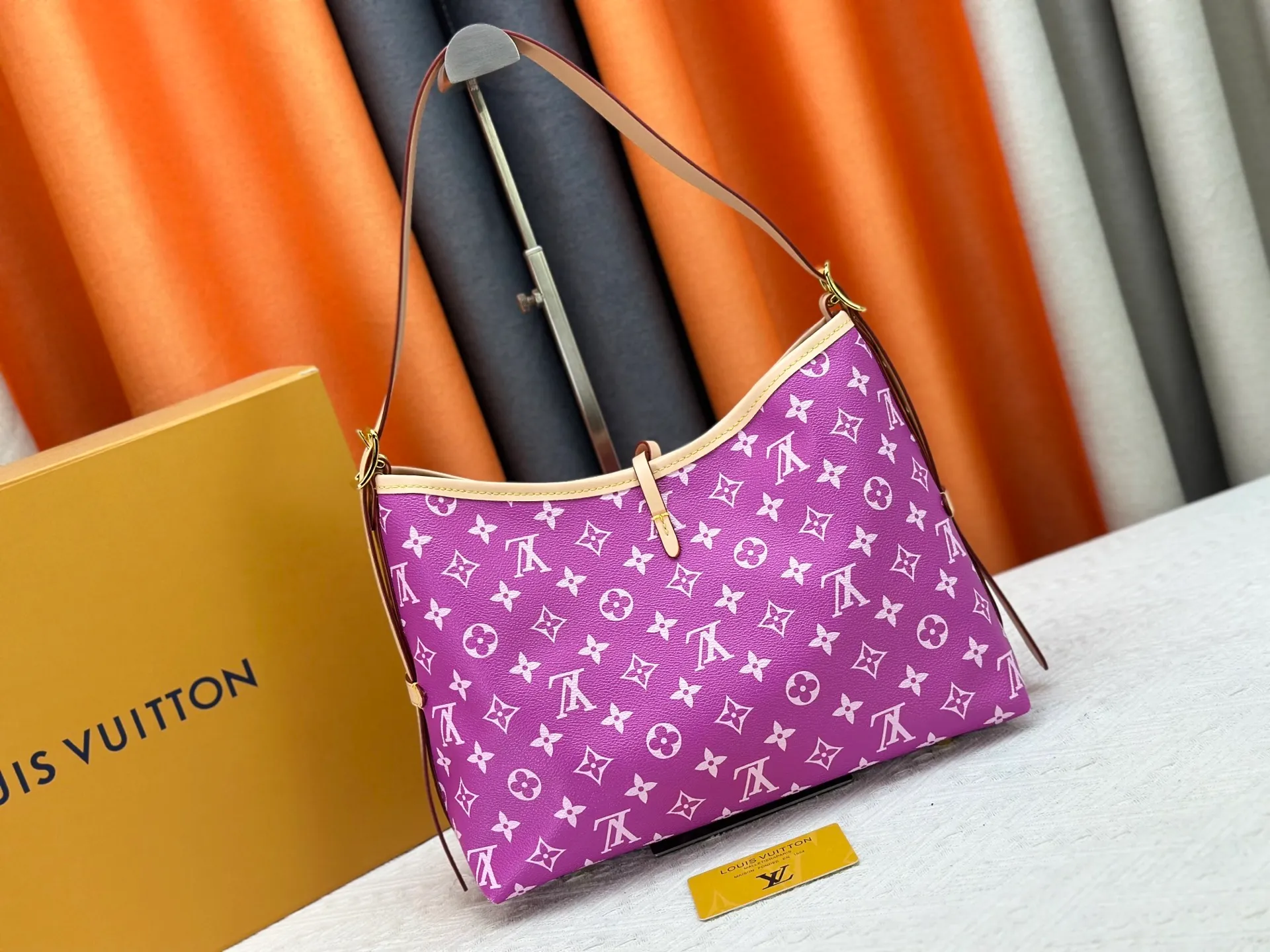 P280 upgraded original M24861 M25143 M46203 M46197 Colorful, legendary CarryAll medium handbag, with Monogram canvas and leather trimming to create a body-fitting design. There's a zipped pocket inside the ample space, and a detachable zipped clutch adds a functional element, with a buckle-adjustable handle. Small size: 29 x 24 x 12 cm,