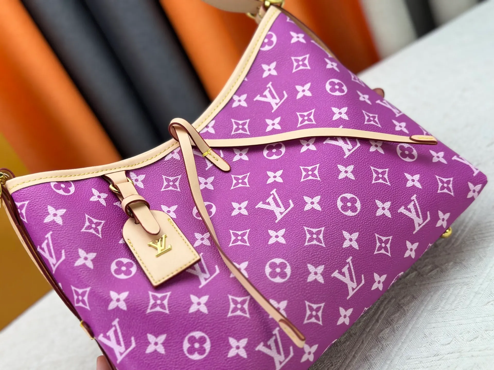 P280 upgraded original M24861 M25143 M46203 M46197 Colorful, legendary CarryAll medium handbag, with Monogram canvas and leather trimming to create a body-fitting design. There's a zipped pocket inside the ample space, and a detachable zipped clutch adds a functional element, with a buckle-adjustable handle. Small size: 29 x 24 x 12 cm,