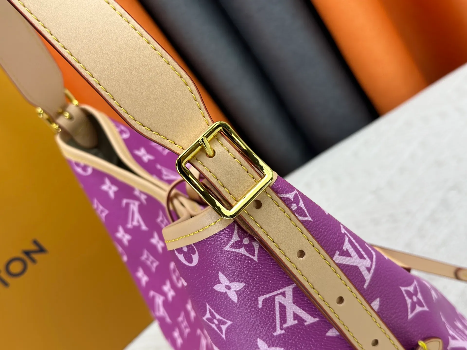 P280 upgraded original M24861 M25143 M46203 M46197 Colorful, legendary CarryAll medium handbag, with Monogram canvas and leather trimming to create a body-fitting design. There's a zipped pocket inside the ample space, and a detachable zipped clutch adds a functional element, with a buckle-adjustable handle. Small size: 29 x 24 x 12 cm,