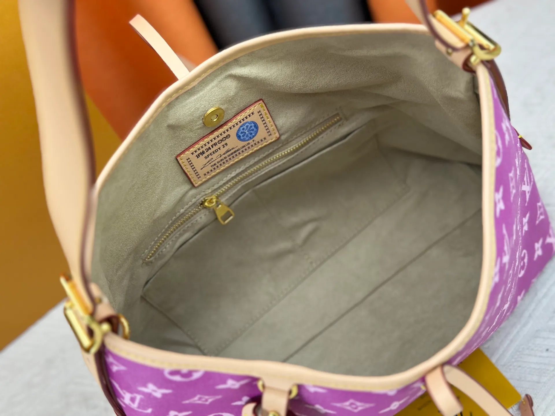 P280 upgraded original M24861 M25143 M46203 M46197 Colorful, legendary CarryAll medium handbag, with Monogram canvas and leather trimming to create a body-fitting design. There's a zipped pocket inside the ample space, and a detachable zipped clutch adds a functional element, with a buckle-adjustable handle. Small size: 29 x 24 x 12 cm,