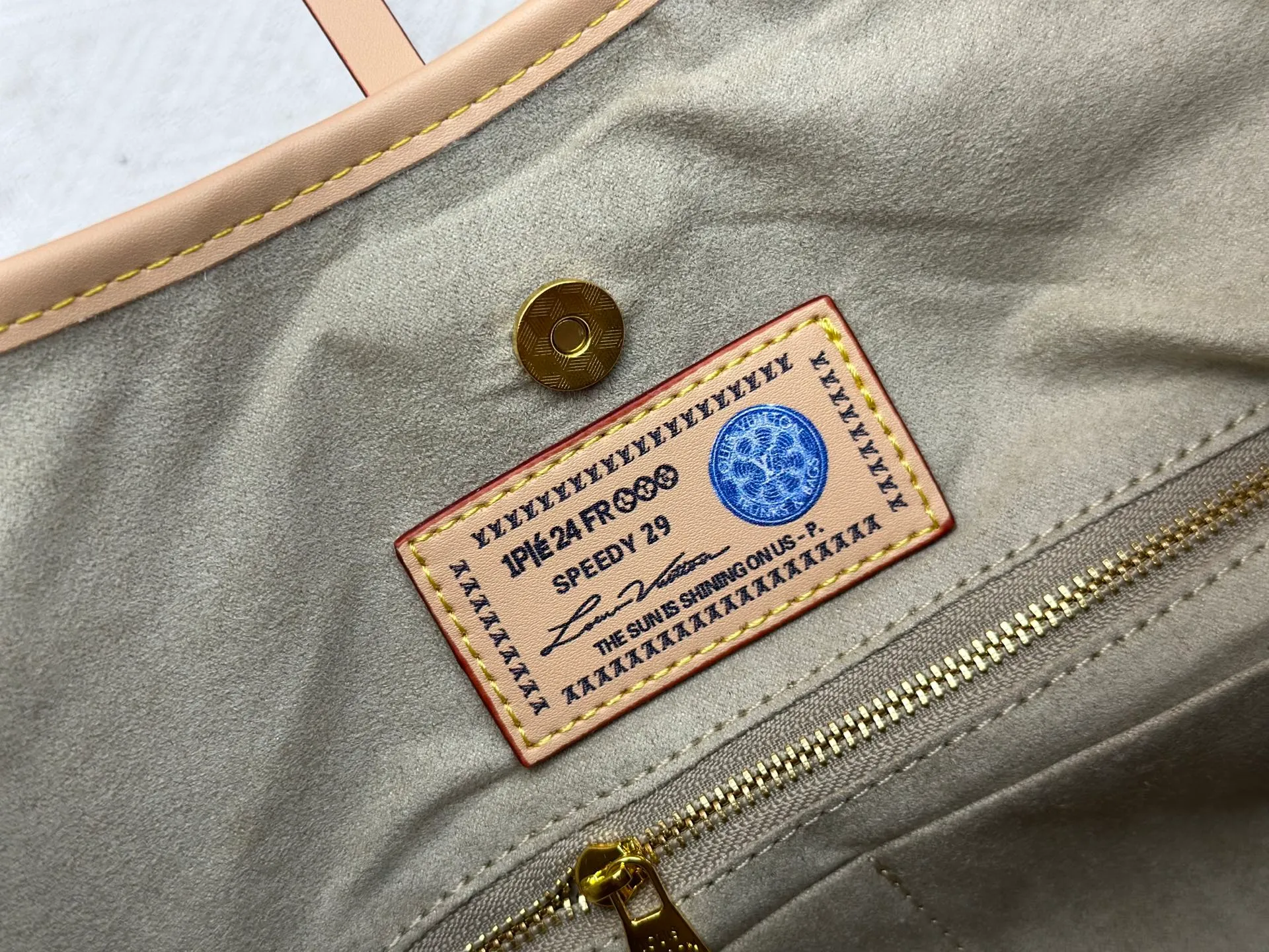 P280 upgraded original M24861 M25143 M46203 M46197 Colorful, legendary CarryAll medium handbag, with Monogram canvas and leather trimming to create a body-fitting design. There's a zipped pocket inside the ample space, and a detachable zipped clutch adds a functional element, with a buckle-adjustable handle. Small size: 29 x 24 x 12 cm,