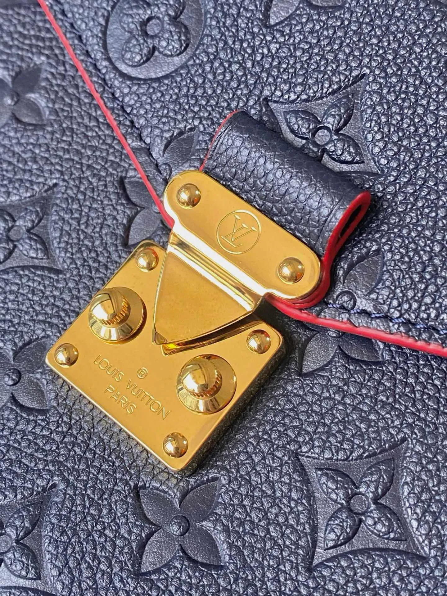 💰1040 (top layer leather) top original order M44071 supports counter inspection. The photo taken of duty-free goods is consistent with the product without opening the packaging. This product is an exclusive duty-free product in the market and is the highest-end product. Inspection is supported. This product has passed strict inspection and is flawless. Please wear gloves when touching the product. This product is not returnable or exchangeable. Please confirm the product first and then remove the label on the handle. This product is temporarily not open to the public, only regular customers, and is in short supply. Dimensions: 25 x 17 x 7 cm