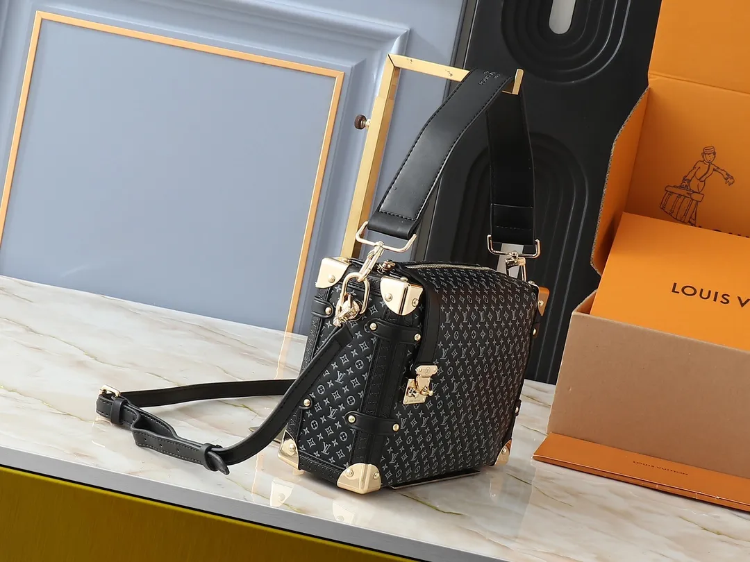 💰320💰Upgraded from the original M46358 full leather bag inspired by travel luggage. The overall design is a classic monogram. The bag is surrounded by metal edging, retaining the signature hard box craftsmanship, and perfectly blending leather and metal, softness and hardness, which not only shows the softness of the leather but also incorporates a bit of laziness and casualness. Dimensions: 24.5x16.5x8.5cm (length x height x width)