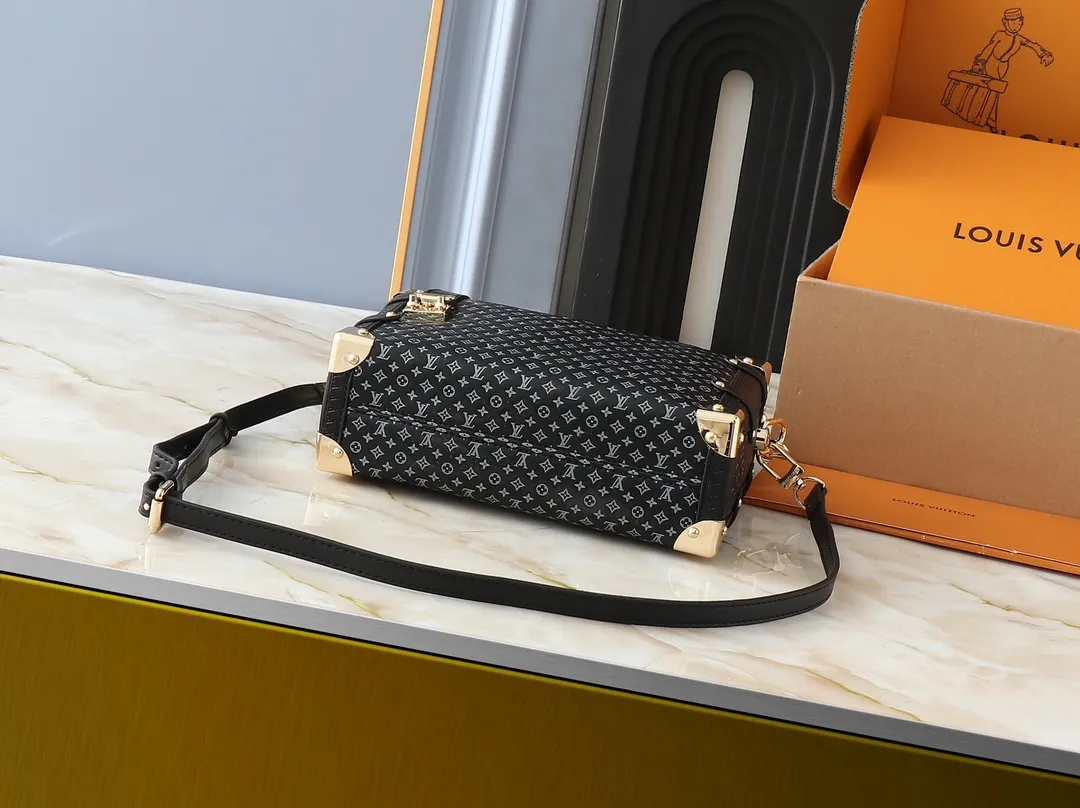 💰320💰Upgraded from the original M46358 full leather bag inspired by travel luggage. The overall design is a classic monogram. The bag is surrounded by metal edging, retaining the signature hard box craftsmanship, and perfectly blending leather and metal, softness and hardness, which not only shows the softness of the leather but also incorporates a bit of laziness and casualness. Dimensions: 24.5x16.5x8.5cm (length x height x width)