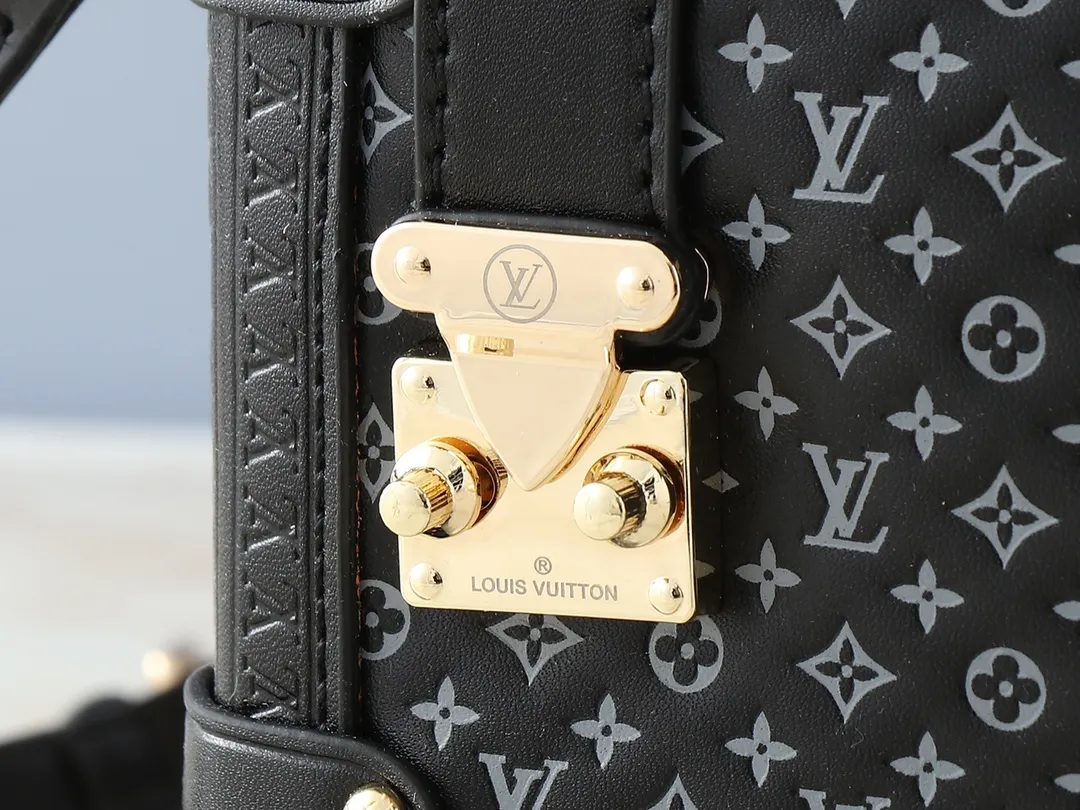 💰320💰Upgraded from the original M46358 full leather bag inspired by travel luggage. The overall design is a classic monogram. The bag is surrounded by metal edging, retaining the signature hard box craftsmanship, and perfectly blending leather and metal, softness and hardness, which not only shows the softness of the leather but also incorporates a bit of laziness and casualness. Dimensions: 24.5x16.5x8.5cm (length x height x width)