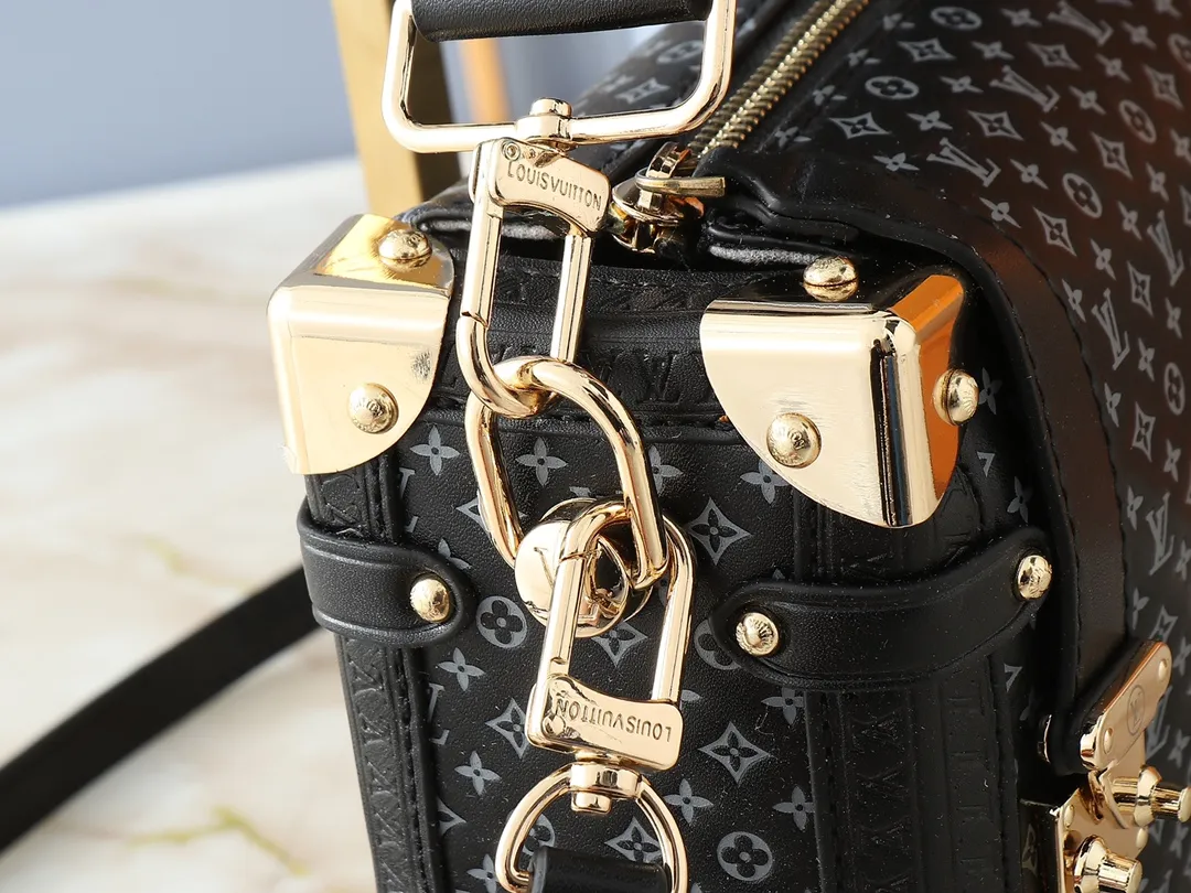 💰320💰Upgraded from the original M46358 full leather bag inspired by travel luggage. The overall design is a classic monogram. The bag is surrounded by metal edging, retaining the signature hard box craftsmanship, and perfectly blending leather and metal, softness and hardness, which not only shows the softness of the leather but also incorporates a bit of laziness and casualness. Dimensions: 24.5x16.5x8.5cm (length x height x width)