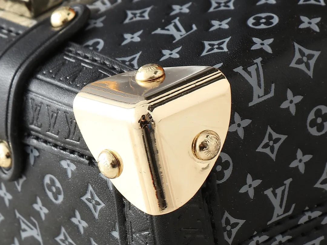 💰320💰Upgraded from the original M46358 full leather bag inspired by travel luggage. The overall design is a classic monogram. The bag is surrounded by metal edging, retaining the signature hard box craftsmanship, and perfectly blending leather and metal, softness and hardness, which not only shows the softness of the leather but also incorporates a bit of laziness and casualness. Dimensions: 24.5x16.5x8.5cm (length x height x width)