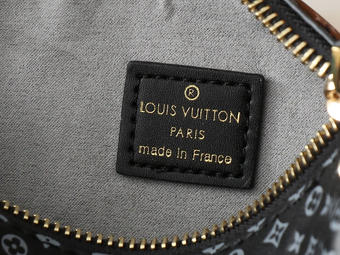 💰320💰Upgraded from the original M46358 full leather bag inspired by travel luggage. The overall design is a classic monogram. The bag is surrounded by metal edging, retaining the signature hard box craftsmanship, and perfectly blending leather and metal, softness and hardness, which not only shows the softness of the leather but also incorporates a bit of laziness and casualness. Dimensions: 24.5x16.5x8.5cm (length x height x width)