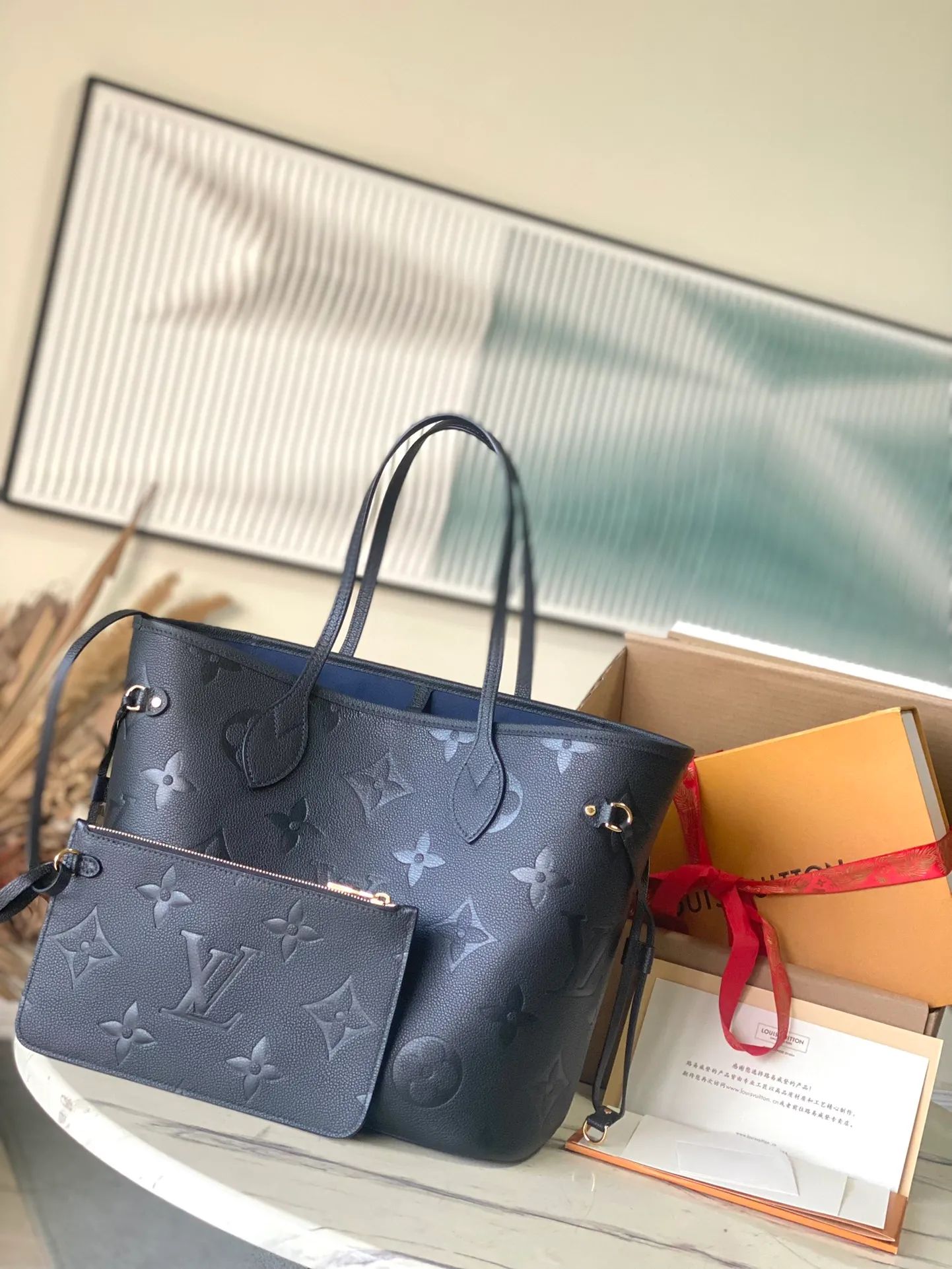 💰1180 (top layer leather) top original order M45685. Support counter inspection. The photos taken of duty-free goods are consistent with the product without opening the packaging. This product is an exclusive duty-free product in the market and is the highest-end product. Inspection is supported. This product has passed strict inspection and is flawless. Please wear gloves when touching the product. This product is not returnable or exchangeable. Please confirm the product first and then remove the label on the handle. This product is temporarily not open to the public, only regular customers, and is in short supply. Dimensions: 31 x 28 x 14 cm
