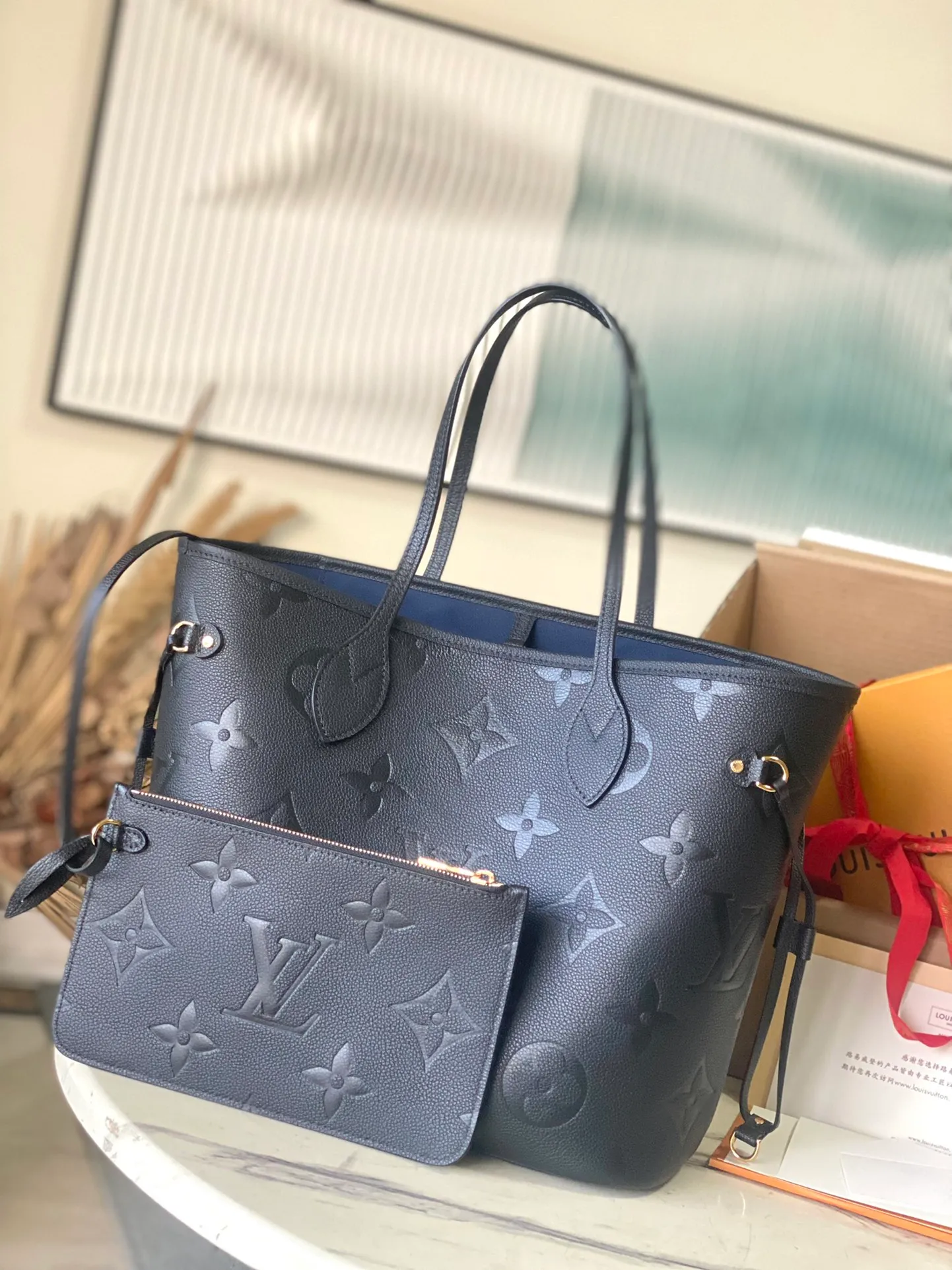 💰1180 (top layer leather) top original order M45685. Support counter inspection. The photos taken of duty-free goods are consistent with the product without opening the packaging. This product is an exclusive duty-free product in the market and is the highest-end product. Inspection is supported. This product has passed strict inspection and is flawless. Please wear gloves when touching the product. This product is not returnable or exchangeable. Please confirm the product first and then remove the label on the handle. This product is temporarily not open to the public, only regular customers, and is in short supply. Dimensions: 31 x 28 x 14 cm