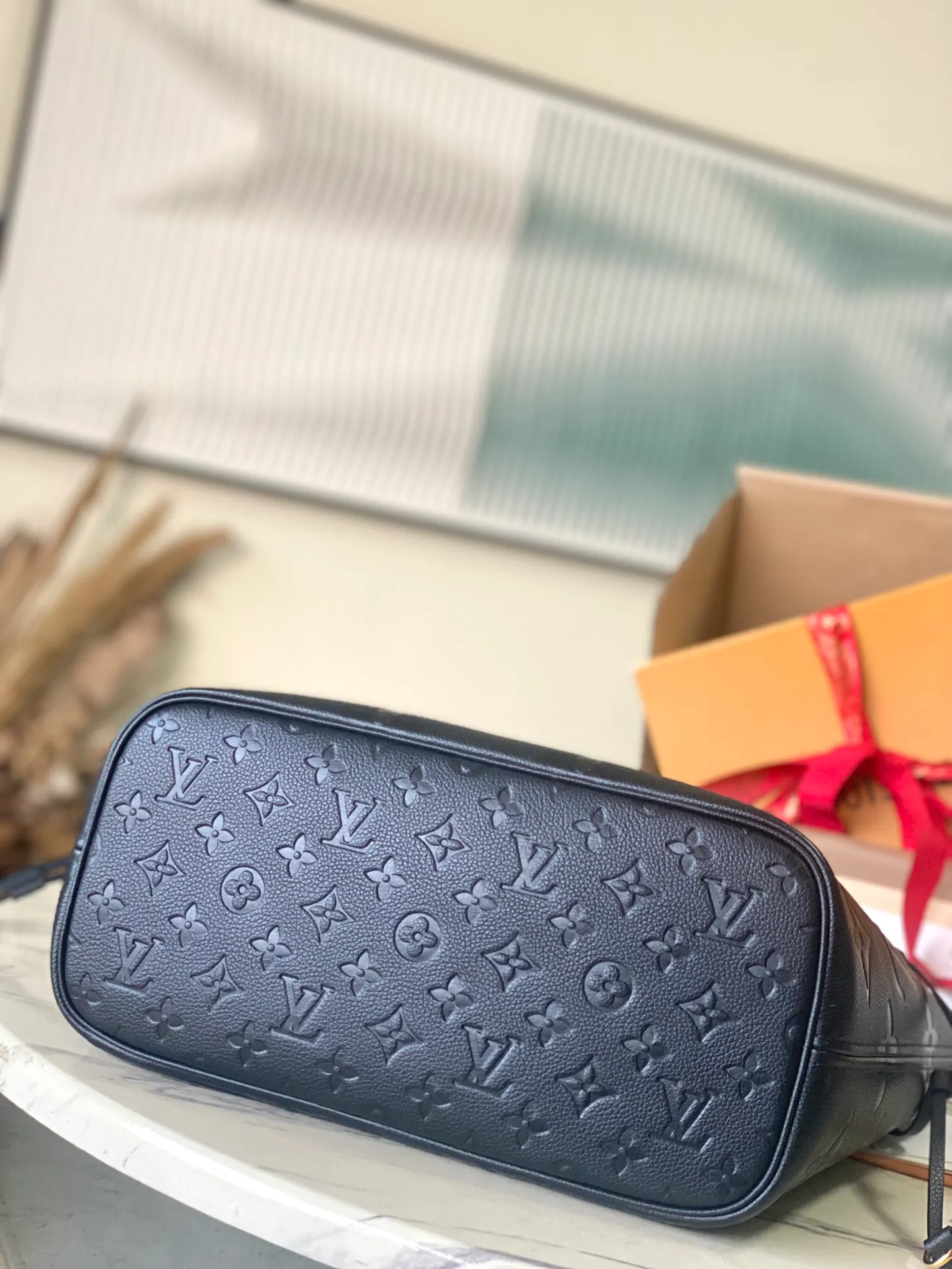 💰1180 (top layer leather) top original order M45685. Support counter inspection. The photos taken of duty-free goods are consistent with the product without opening the packaging. This product is an exclusive duty-free product in the market and is the highest-end product. Inspection is supported. This product has passed strict inspection and is flawless. Please wear gloves when touching the product. This product is not returnable or exchangeable. Please confirm the product first and then remove the label on the handle. This product is temporarily not open to the public, only regular customers, and is in short supply. Dimensions: 31 x 28 x 14 cm