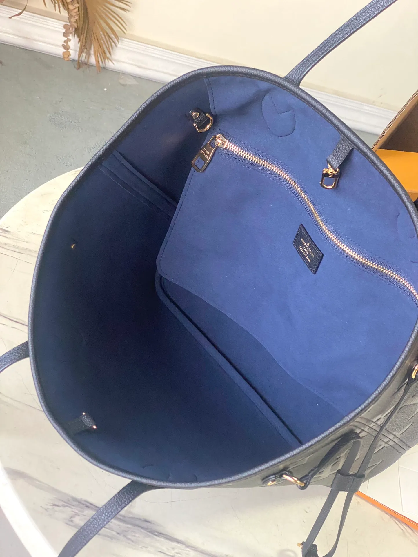 💰1180 (top layer leather) top original order M45685. Support counter inspection. The photos taken of duty-free goods are consistent with the product without opening the packaging. This product is an exclusive duty-free product in the market and is the highest-end product. Inspection is supported. This product has passed strict inspection and is flawless. Please wear gloves when touching the product. This product is not returnable or exchangeable. Please confirm the product first and then remove the label on the handle. This product is temporarily not open to the public, only regular customers, and is in short supply. Dimensions: 31 x 28 x 14 cm