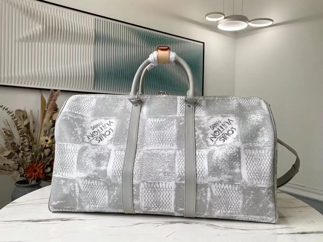 💰1220 Top Original N50069 Gray KEEPALL BANDOULIÈRE 50 Travel Bag This Keepall BANDOULIÈRE travel bag is made of Damier Salt canvas. It adopts the distressing process used for denim in the ready-to-wear series to treat the classic coated canvas. The large plaid denim pattern old screen-printed travel bag gives the large plaid a rough texture. The generous capacity lives up to its name, making it perfect for weekend getaways or short trips. Detailed features50 x 29 x 23 cm