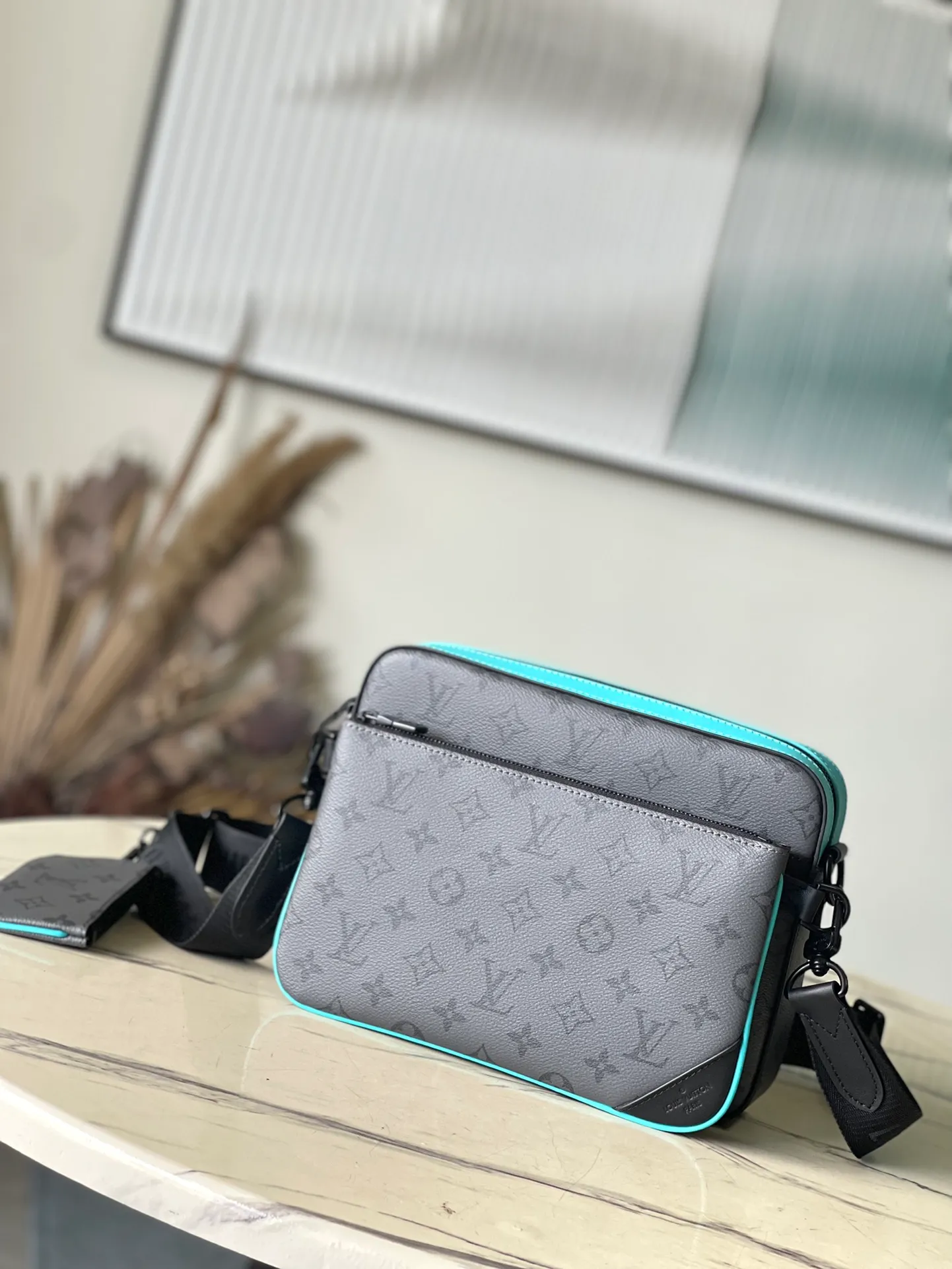 💰800 Top Original Order M11648 This Trio messenger bag uses Monogram Eclipse Reverse canvas and mesh details to create a three-in-one design. The zippered front pocket and coin purse on the shoulder strap are both detachable, enriching the functional design with the main pocket. The adjustable and removable fabric shoulder strap is embellished with logo and provides comfortable shoulder carrying experience. Dimensions: 25 × 18,5 × 7 cm