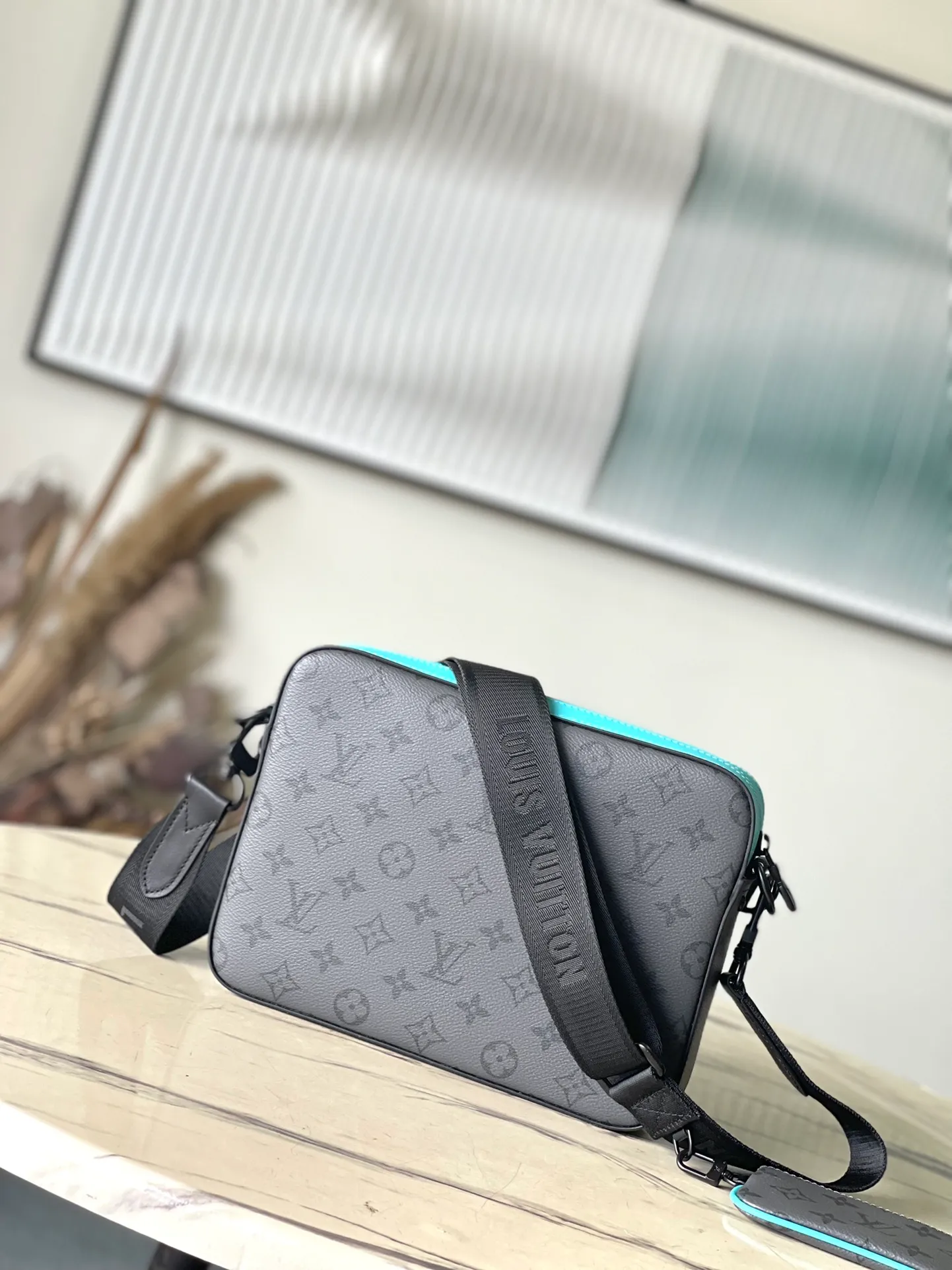 💰800 Top Original Order M11648 This Trio messenger bag uses Monogram Eclipse Reverse canvas and mesh details to create a three-in-one design. The zippered front pocket and coin purse on the shoulder strap are both detachable, enriching the functional design with the main pocket. The adjustable and removable fabric shoulder strap is embellished with logo and provides comfortable shoulder carrying experience. Dimensions: 25 × 18,5 × 7 cm