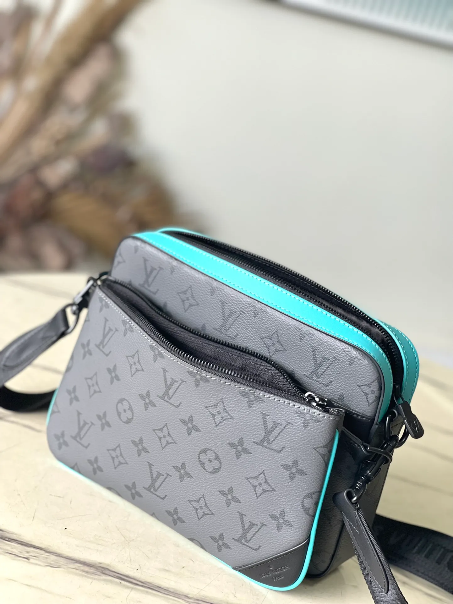 💰800 Top Original Order M11648 This Trio messenger bag uses Monogram Eclipse Reverse canvas and mesh details to create a three-in-one design. The zippered front pocket and coin purse on the shoulder strap are both detachable, enriching the functional design with the main pocket. The adjustable and removable fabric shoulder strap is embellished with logo and provides comfortable shoulder carrying experience. Dimensions: 25 × 18,5 × 7 cm
