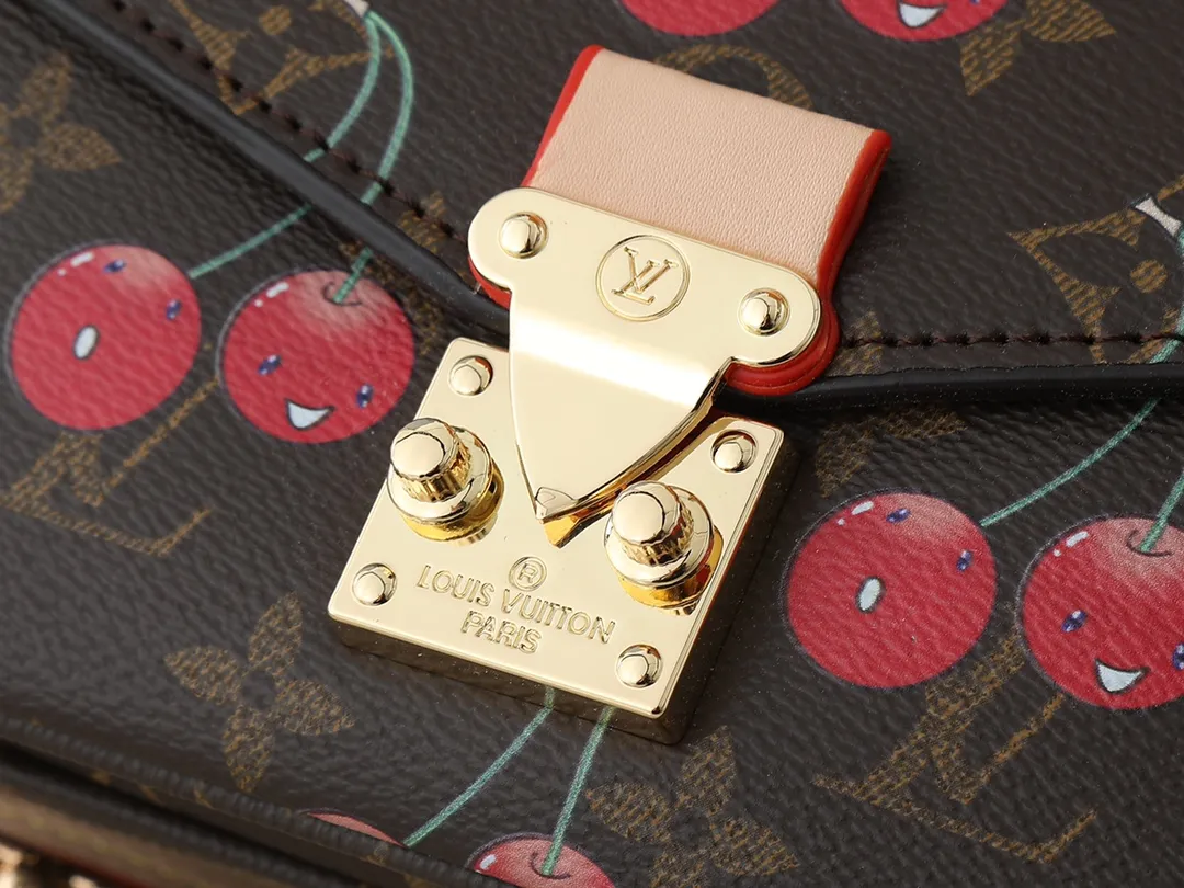 💰260💰Upgraded original M14231 M46279 This Pochette Métis East West handbag is from the Louis Vuitton x Takashi Murakami replica series. The Monogram coated canvas is dip-dyed in new seasonal soft tones, which contrasts with the sweet cherry pattern painted by the artist. Yingze's S-lock buckle brightens the overall design, and its exquisite structure is equipped with multiple compartments, making it an elegant choice for daily travel. Dimensions: 21.5 x 13.5 x 6.0 cm (length x height x width)